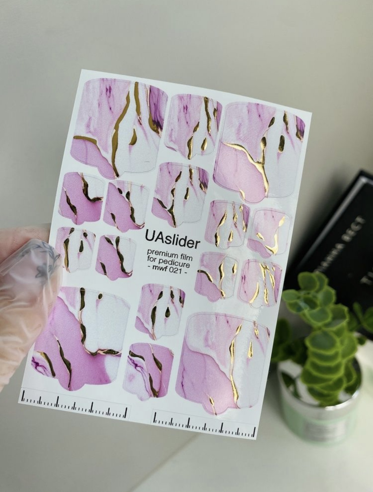 Pedikiūro plėvelė mwf 021 | Rožinis ir baltas marmuras su aukso akcentais