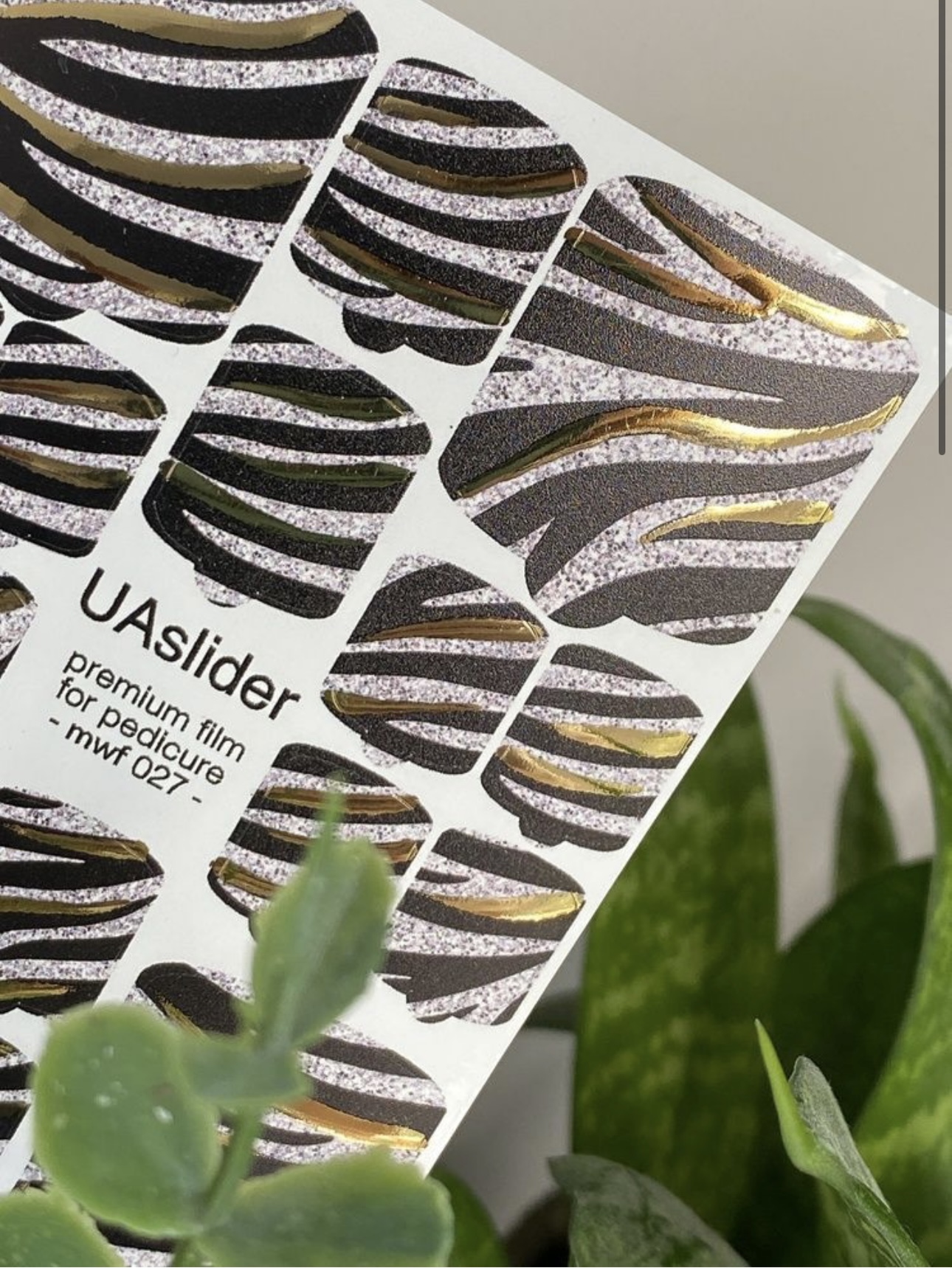 Pedikiūro plėvelė mwf 027 | Zebro raštai su aukso elementais