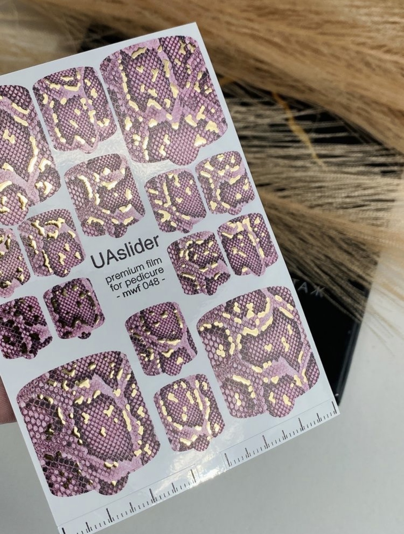 Pedikiūro plėvelė mwf 048 | Violetinis/Rožinės spalvos gyvatės raštas su aukso folijos akcentais