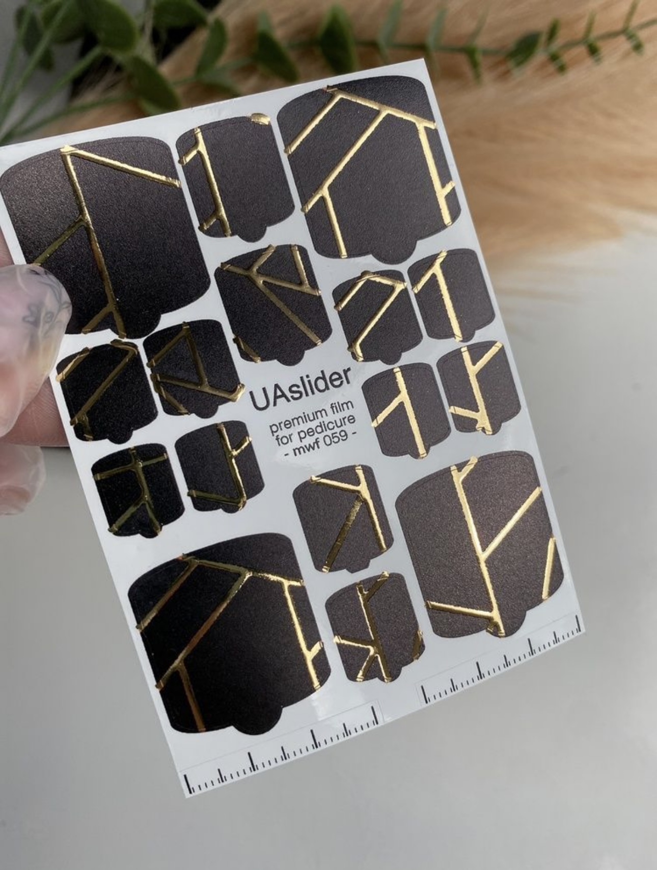 Pedikiūro plėvelė mwf 059 | Juodas geometrinis raštas su aukso folijos akcentais