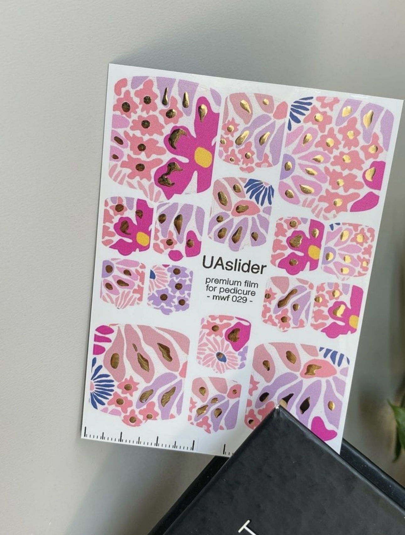 Pedikiūro plėvelė mwf 029 | Rožinės gėlės su aukso folija