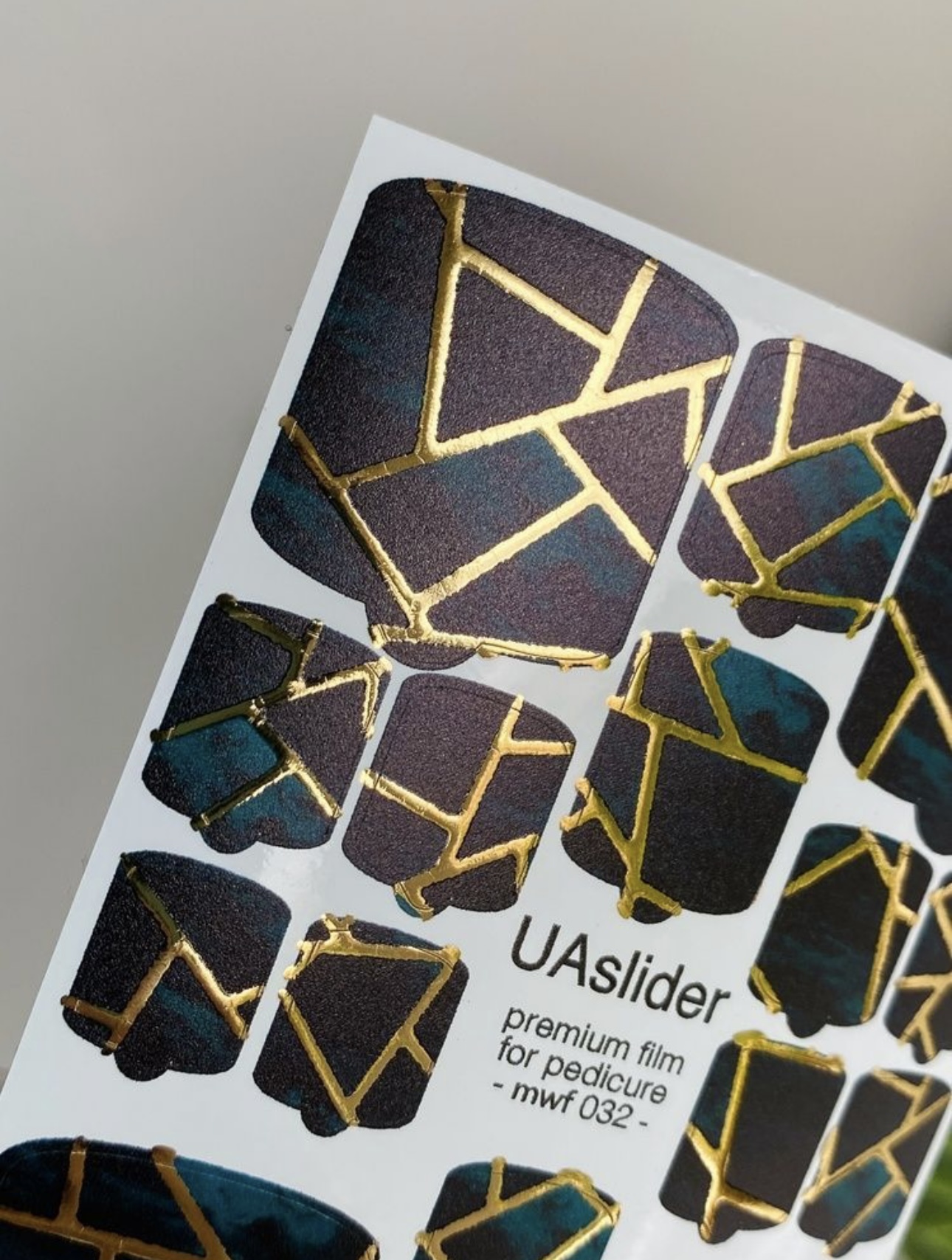 Pedikiūro plėvelė mwf 032 | Juodos ir smaragdo spalvų geometrinis raštas su aukso folija