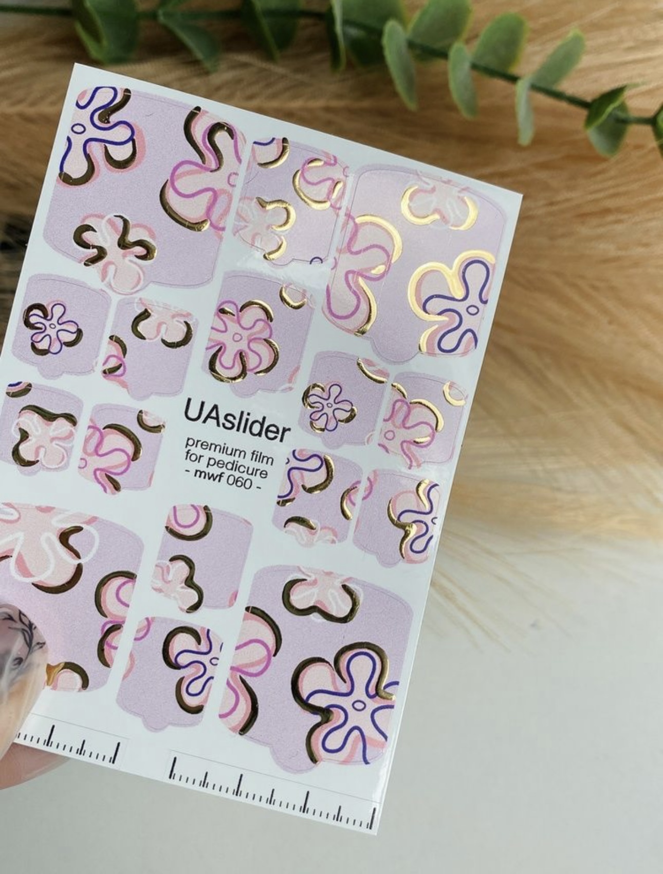 Pedikiūro plėvelė mwf 060 | Pastelinių gėlių raštas su aukso folijos akcentais