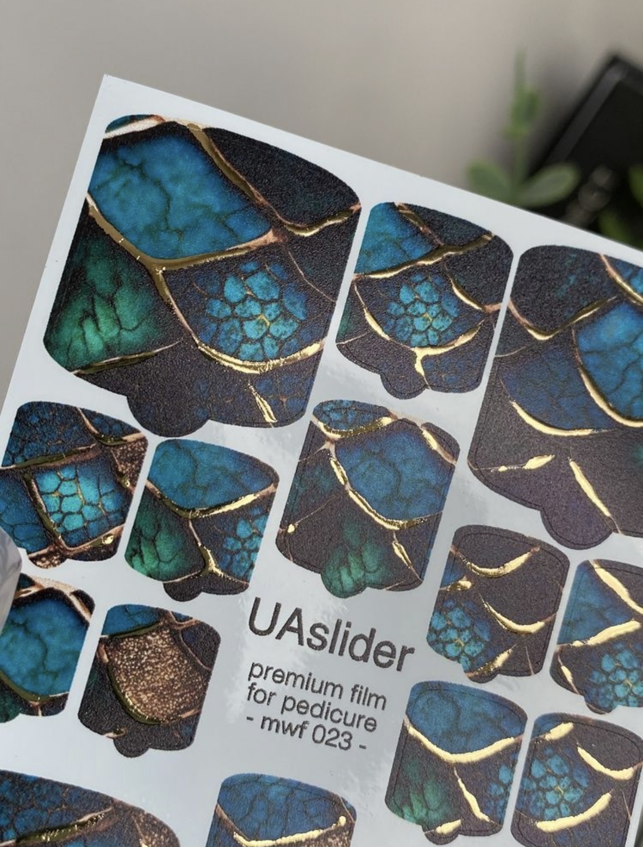 Pedikiūro plėvelė mwf 023 | Smaragdo spalvos su aukso akcentais