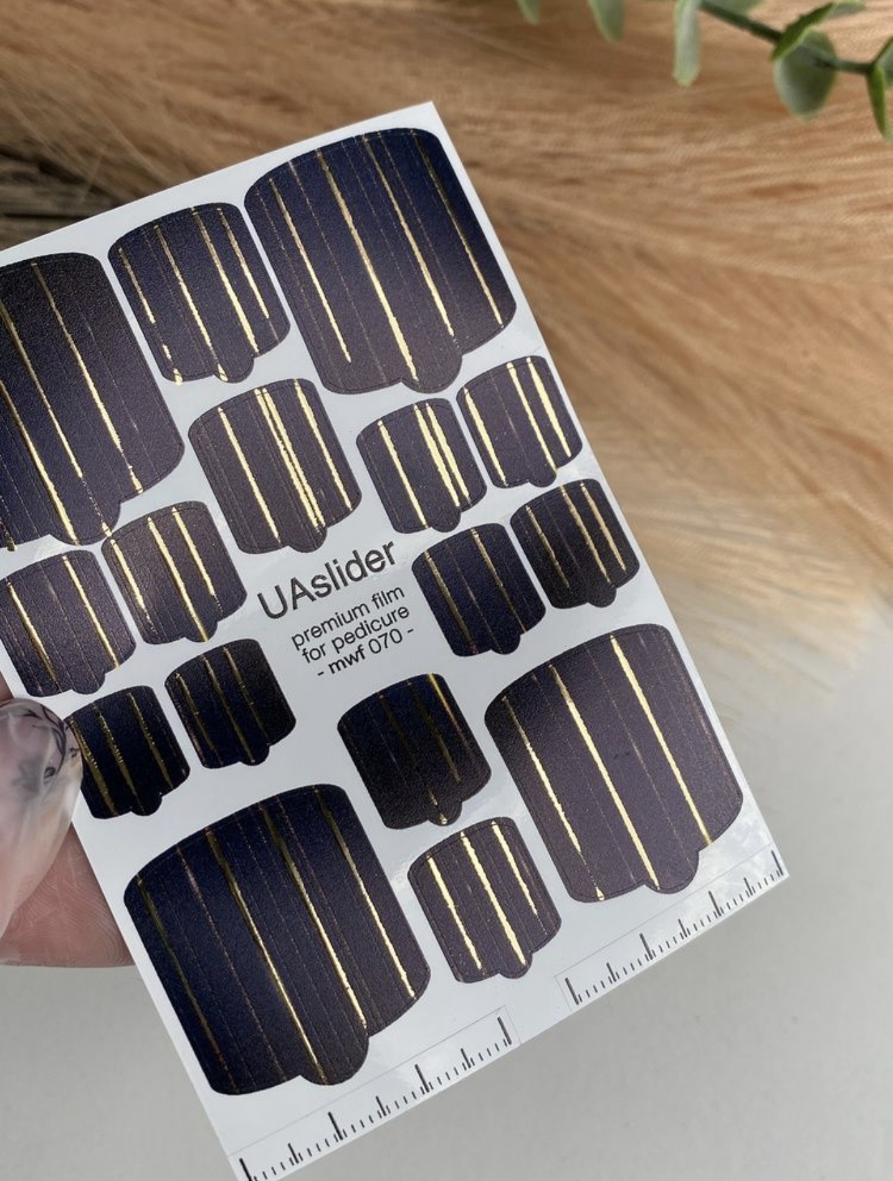 Pedikiūro plėvelė mwf 070 | Tamsiai mėlynas dizainas su auksinėmis folijos juostelėmis