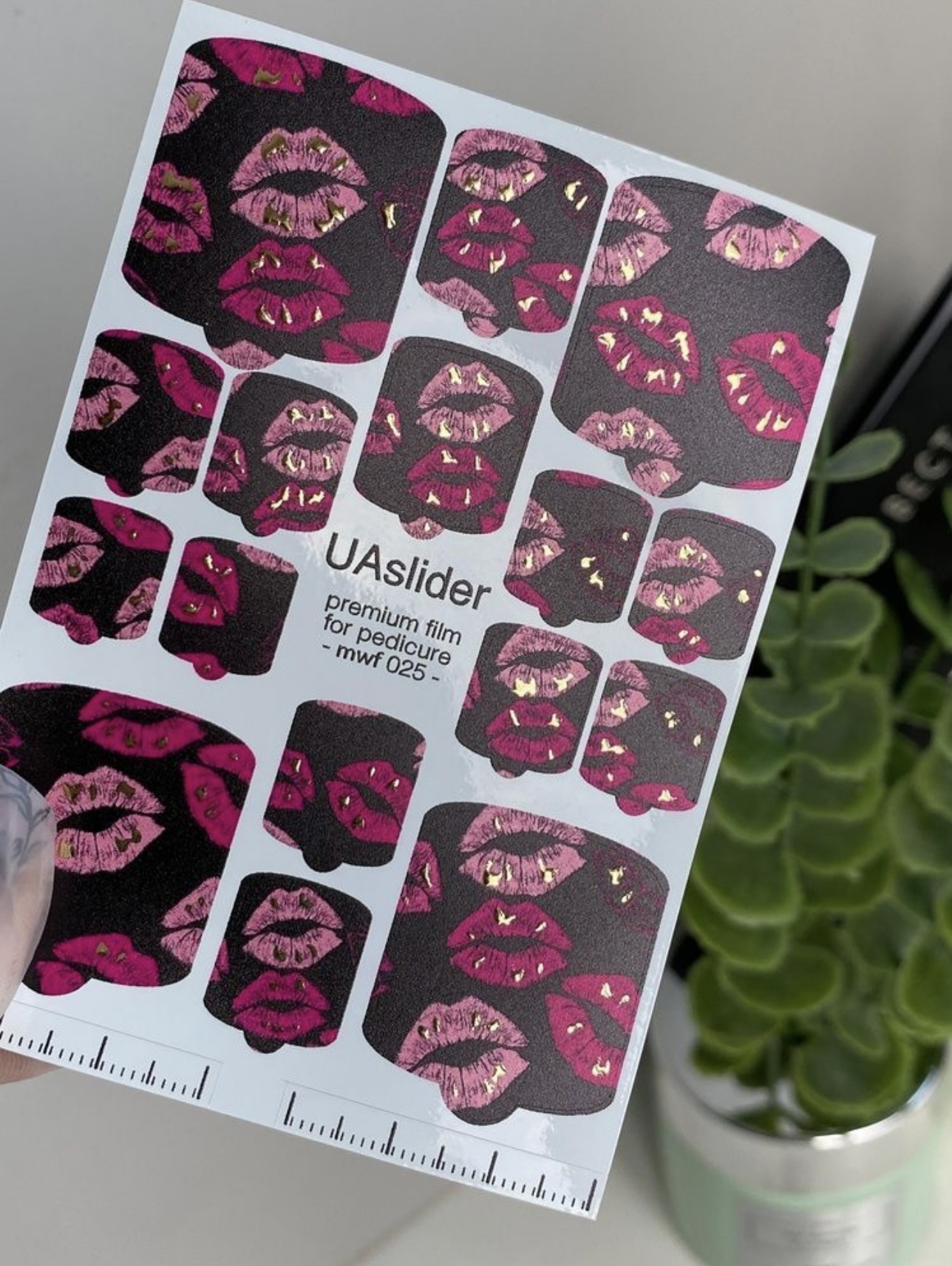 Pedikiūro plėvelės mwf 025 | Karštos rožinės spalvos bučiniai su auksu juodame fone