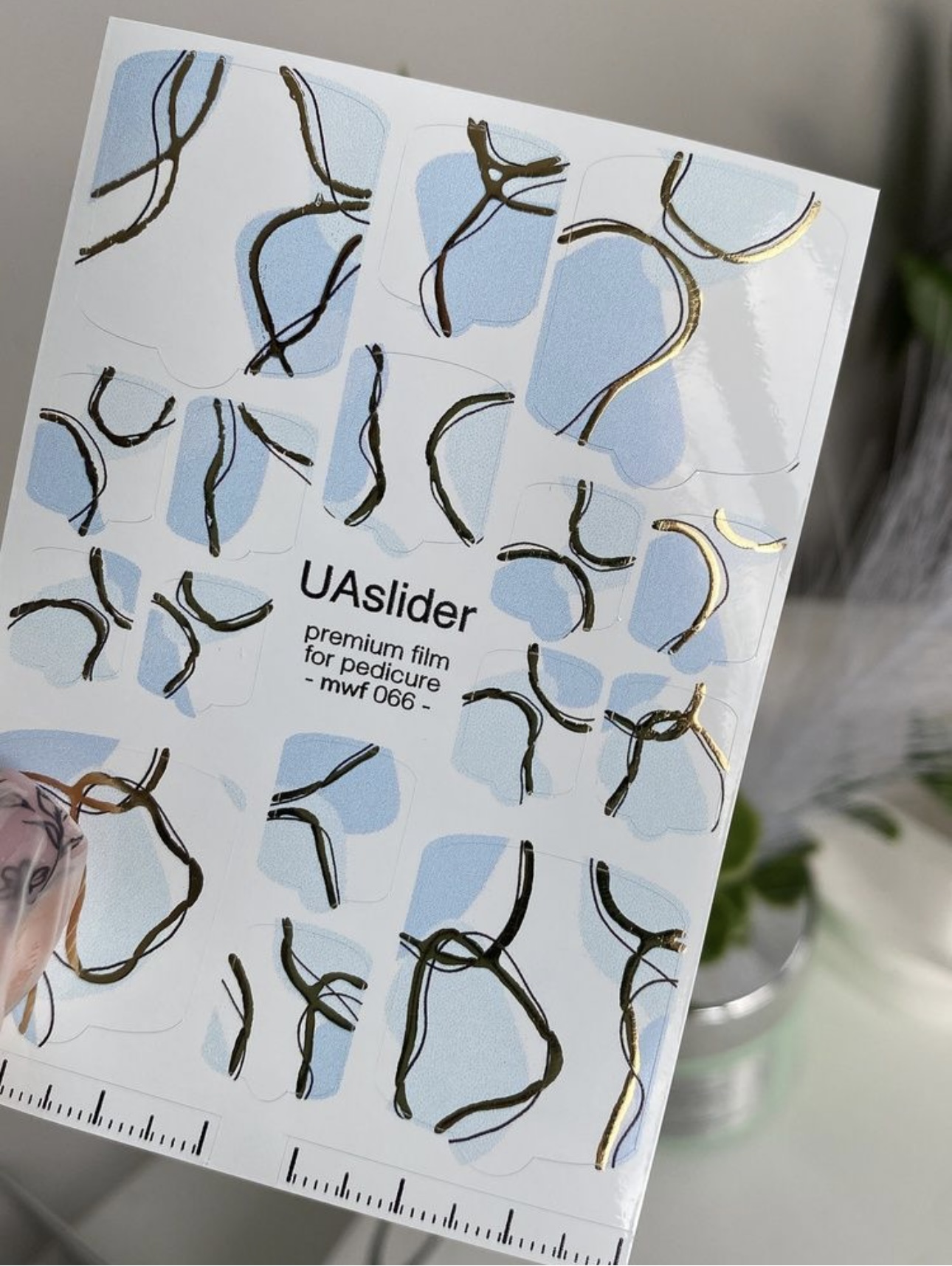  Pedikiūro plėvelė mwf 066 | Mėlynas abstraktus dizainas su aukso folijos akcentais