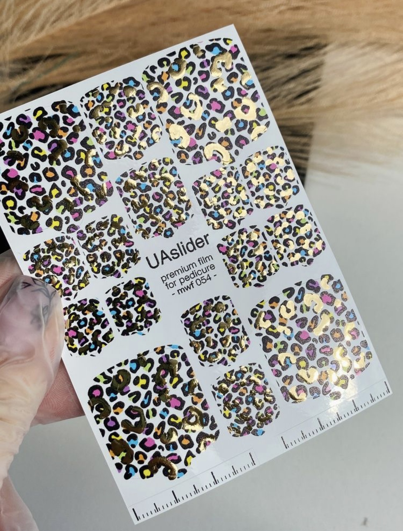 Pedikiūro plėvelė mwf 054 | Spalvingas leopardo raštas su aukso folijos akcentais