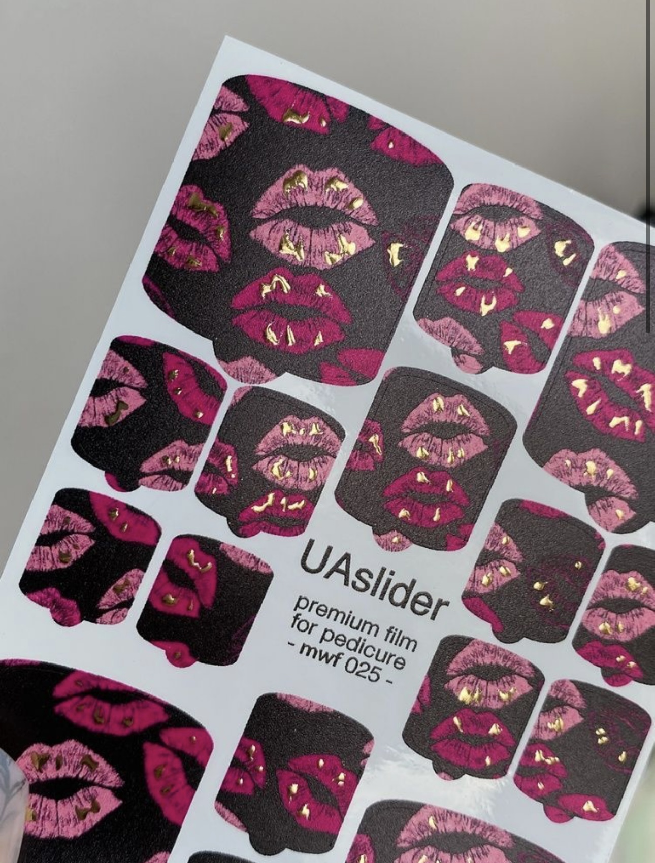 Pedikiūro plėvelės mwf 025 | Karštos rožinės spalvos bučiniai su auksu juodame fone