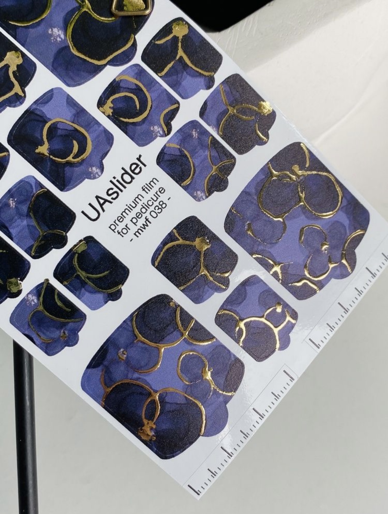 Pedikiūro plėvelė mwf 038 | Vidurnakčio mėlynos spalvos žiedlapiai su auksine folija