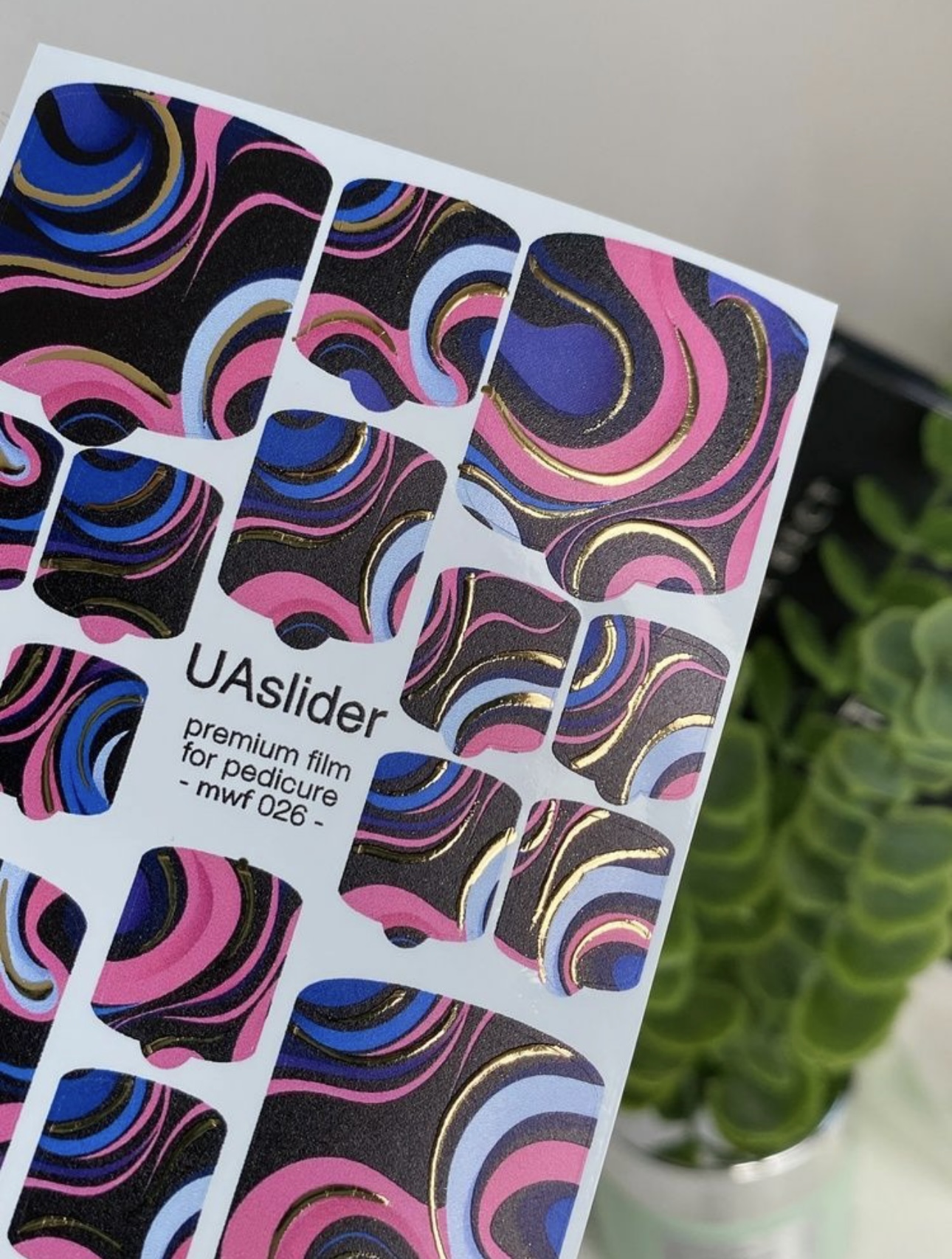 Pedikiūro plėvelė mwf 026 | Retro garbanos su rausvai mėlynomis spalvomis ir auksu