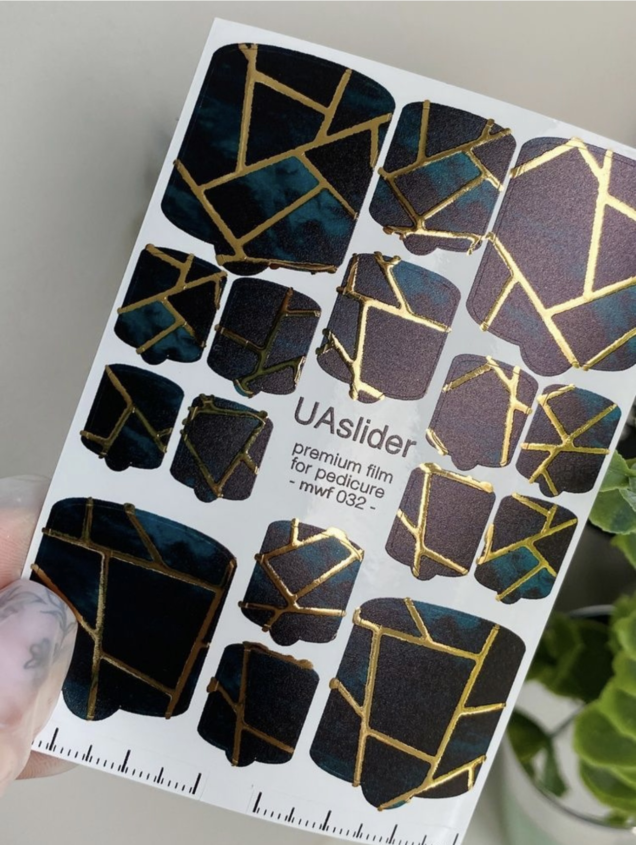 Pedikiūro plėvelė mwf 032 | Juodos ir smaragdo spalvų geometrinis raštas su aukso folija