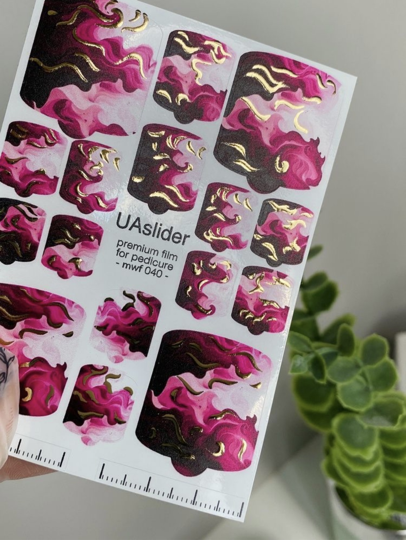 Pedikiūro plėvelė mwf 040 | Fuksijos dūmo spalvos su aukso folija