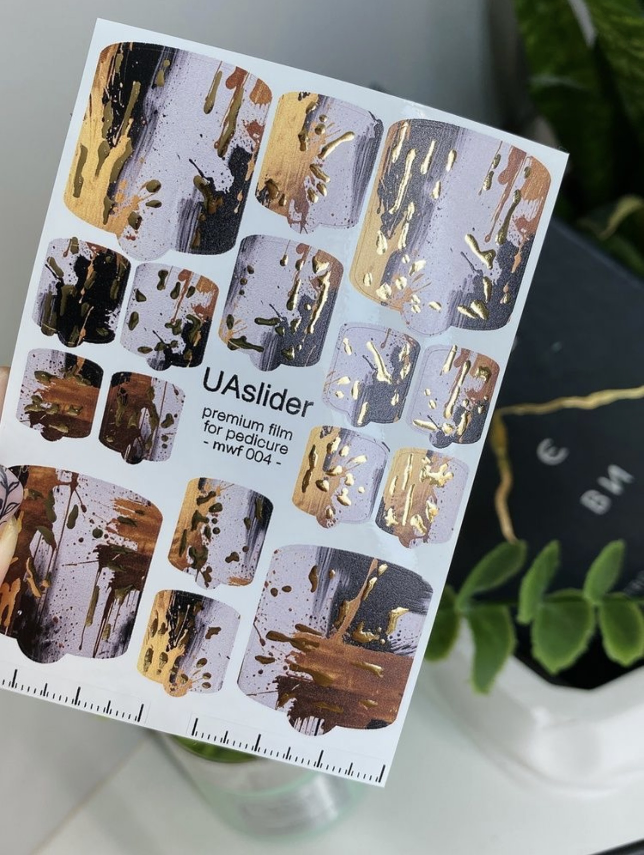 Pedikiūro plėvelė mwf 004 ​​​​| Abstraktūs potėpiai su aukso akcentais
