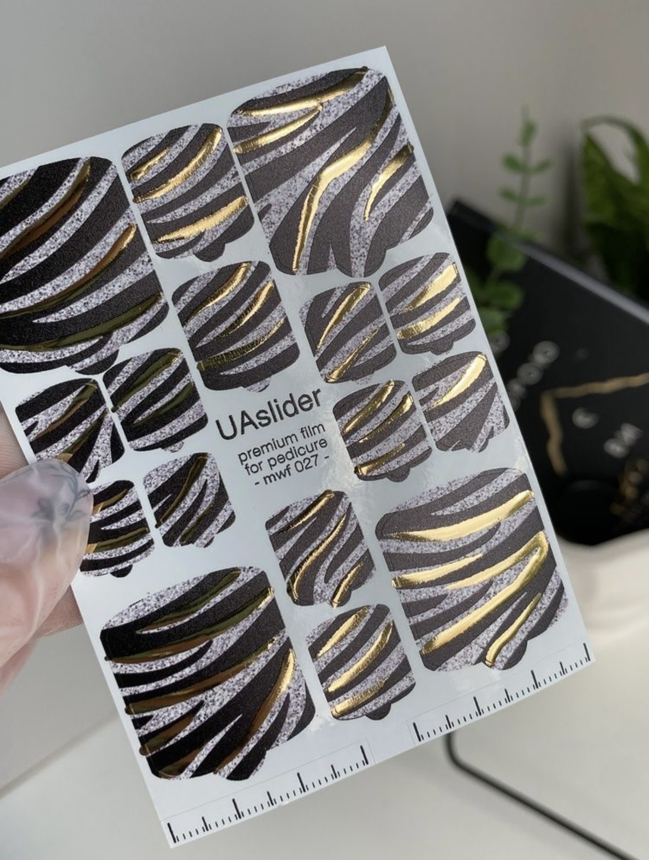 Pedikiūro plėvelė mwf 027 | Zebro raštai su aukso elementais