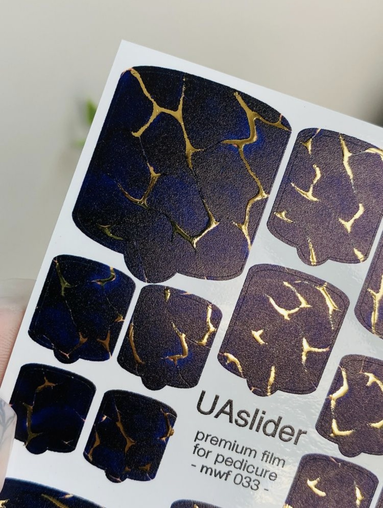 Pedikiūro plėvelė mwf 033 | Tamsiai mėlynas dizainas su aukso spalvos įtrūkimo efektu