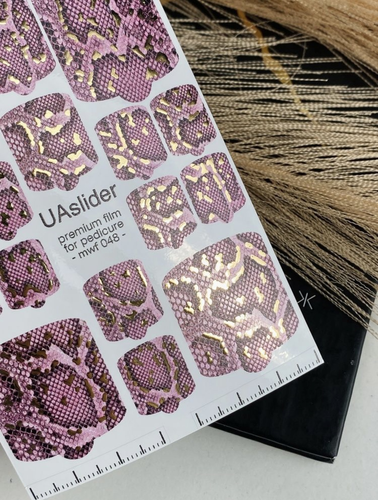 Pedikiūro plėvelė mwf 048 | Violetinis/Rožinės spalvos gyvatės raštas su aukso folijos akcentais