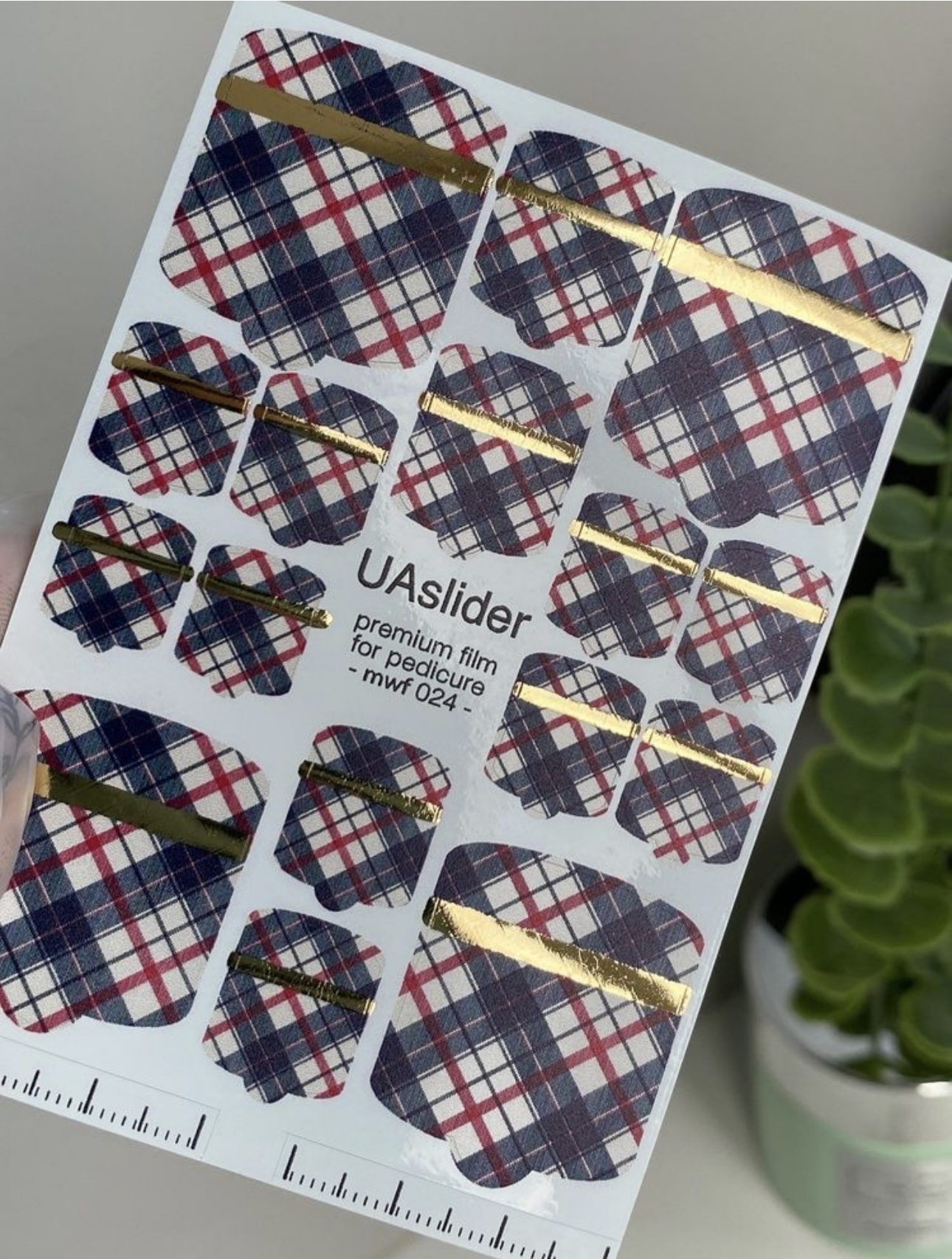 Pedikiūro plėvelė mwf 024 | Languotas raštas su auksinėmis juostelėmis