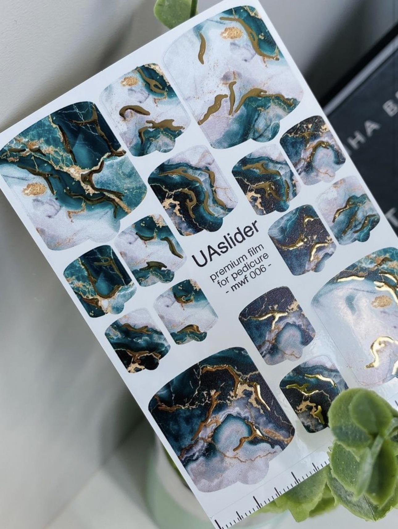 Pedikiūro plėvelė mwf 006 | Smaragdo spalvos marmuras su aukso akcentais