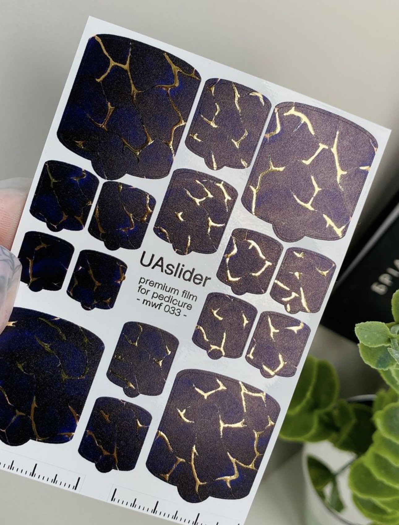 Pedikiūro plėvelė mwf 033 | Tamsiai mėlynas dizainas su aukso spalvos įtrūkimo efektu