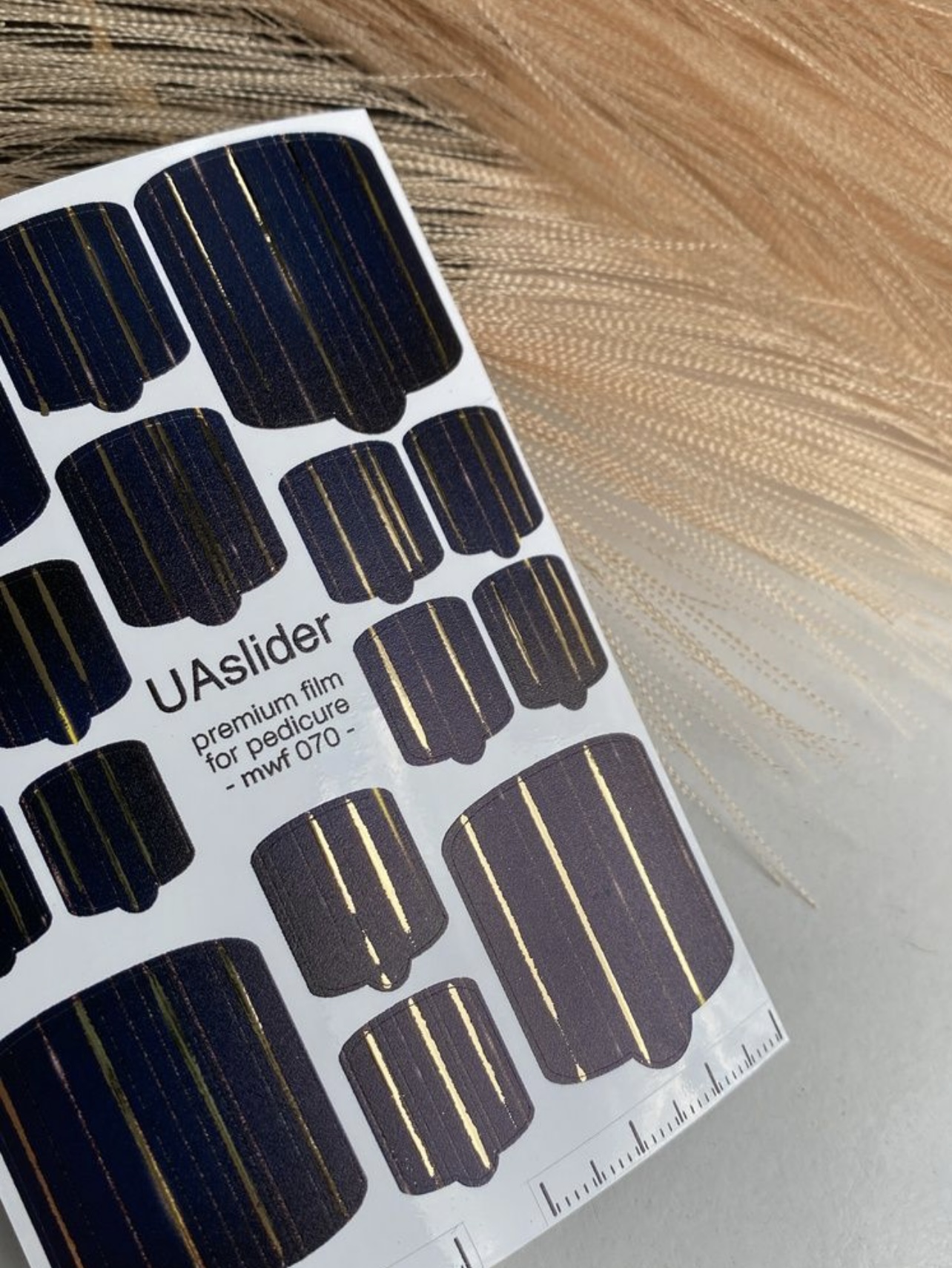 Pedikiūro plėvelė mwf 070 | Tamsiai mėlynas dizainas su auksinėmis folijos juostelėmis