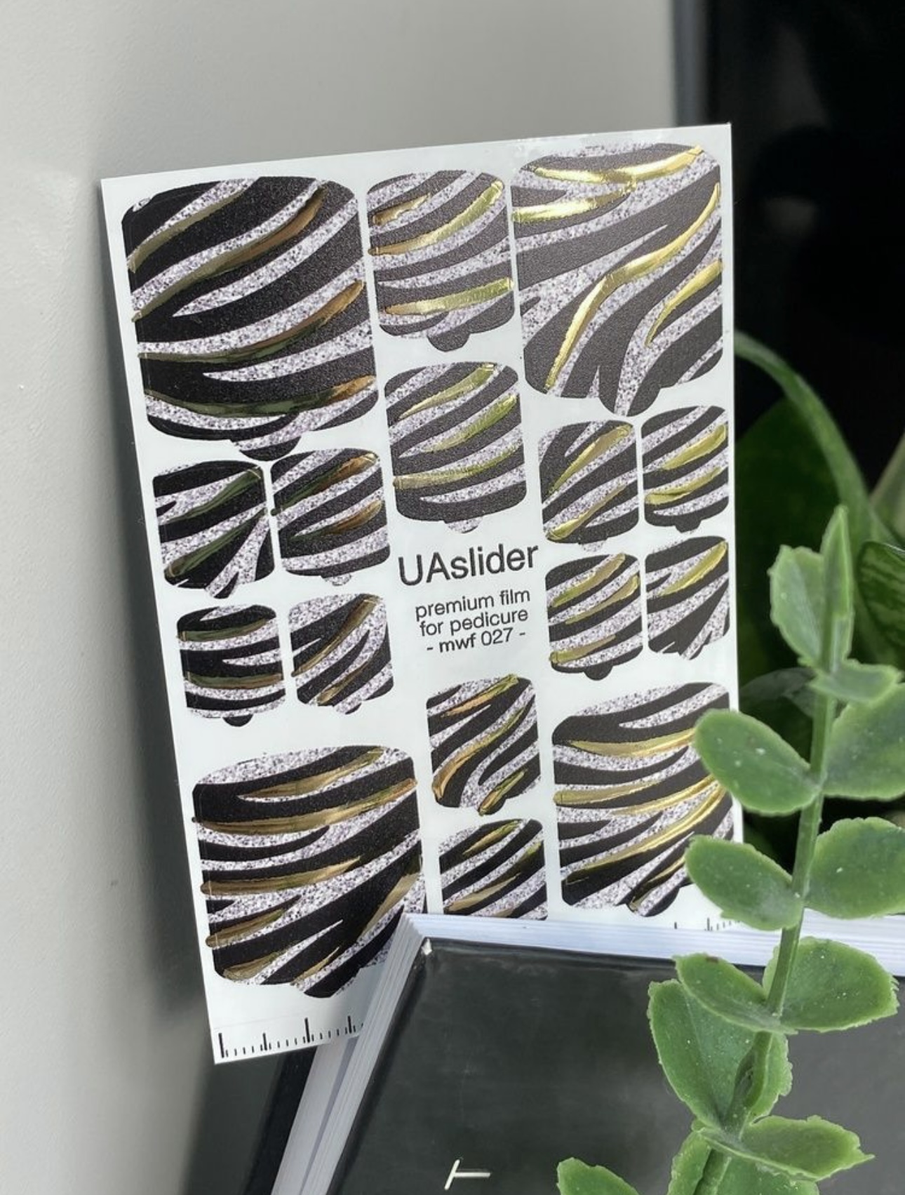 Pedikiūro plėvelė mwf 027 | Zebro raštai su aukso elementais