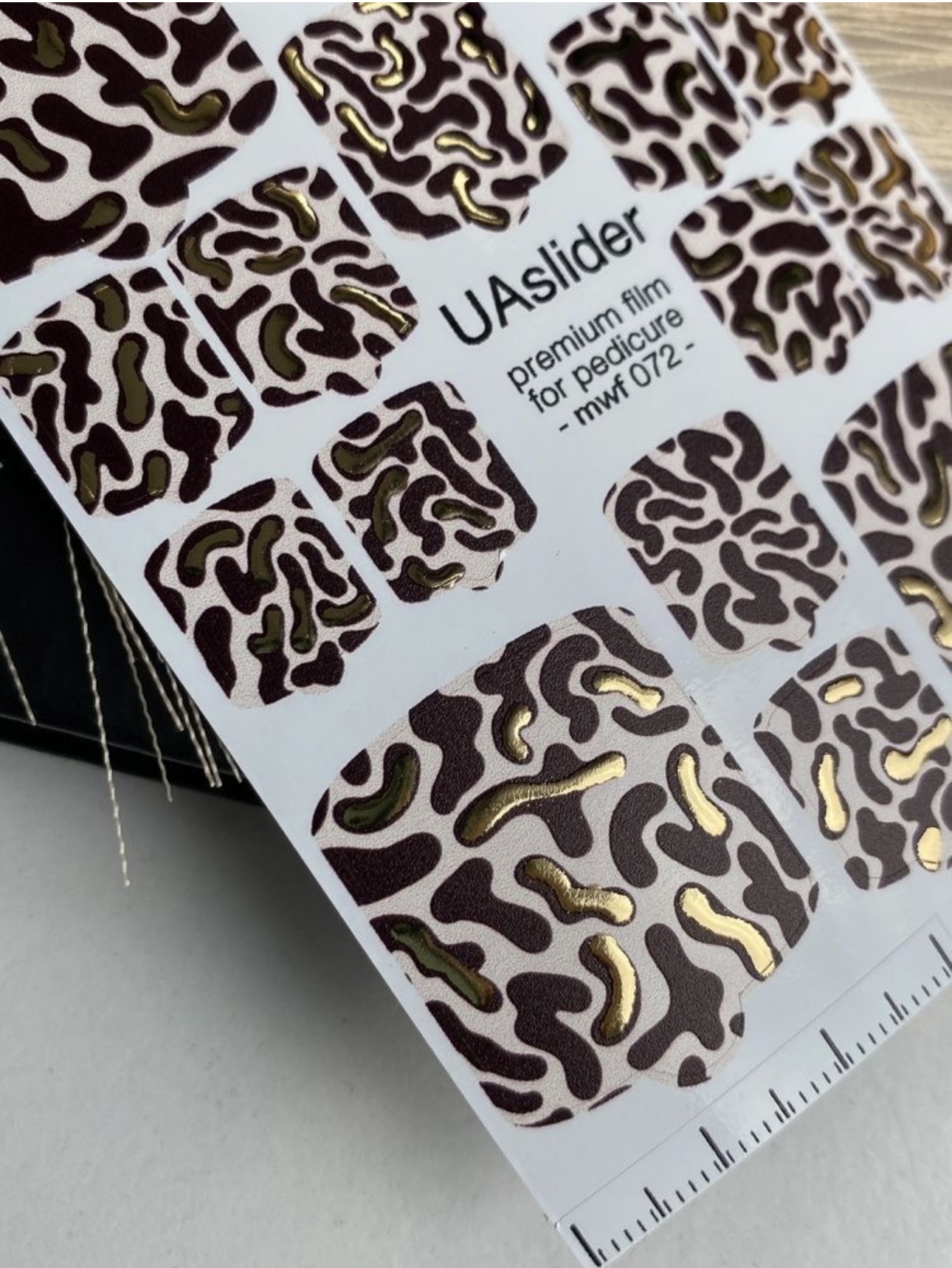 Pedikiūro plėvelė mwf 072 | Rudas abstraktus raštas su aukso folijos akcentais
