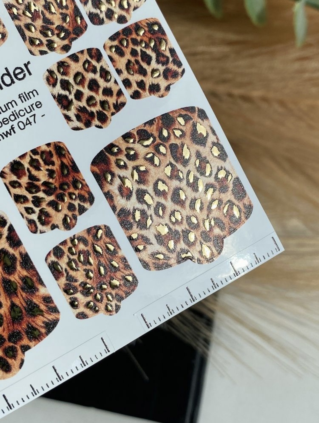 Pedikiūro plėvelė mwf 047 | Leopardo raštas su aukso folijos akcentais
