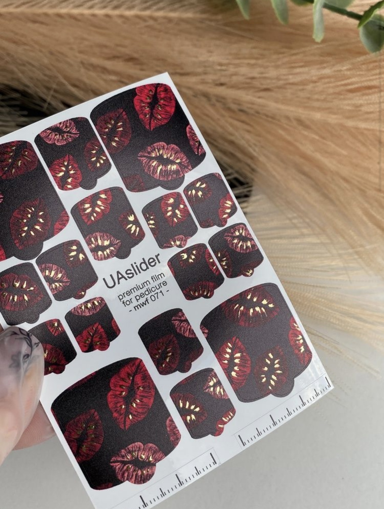 Pedikiūro plėvelė mwf 071 | Dizainas su raudonomis lūpomis ir aukso folijos akcentais