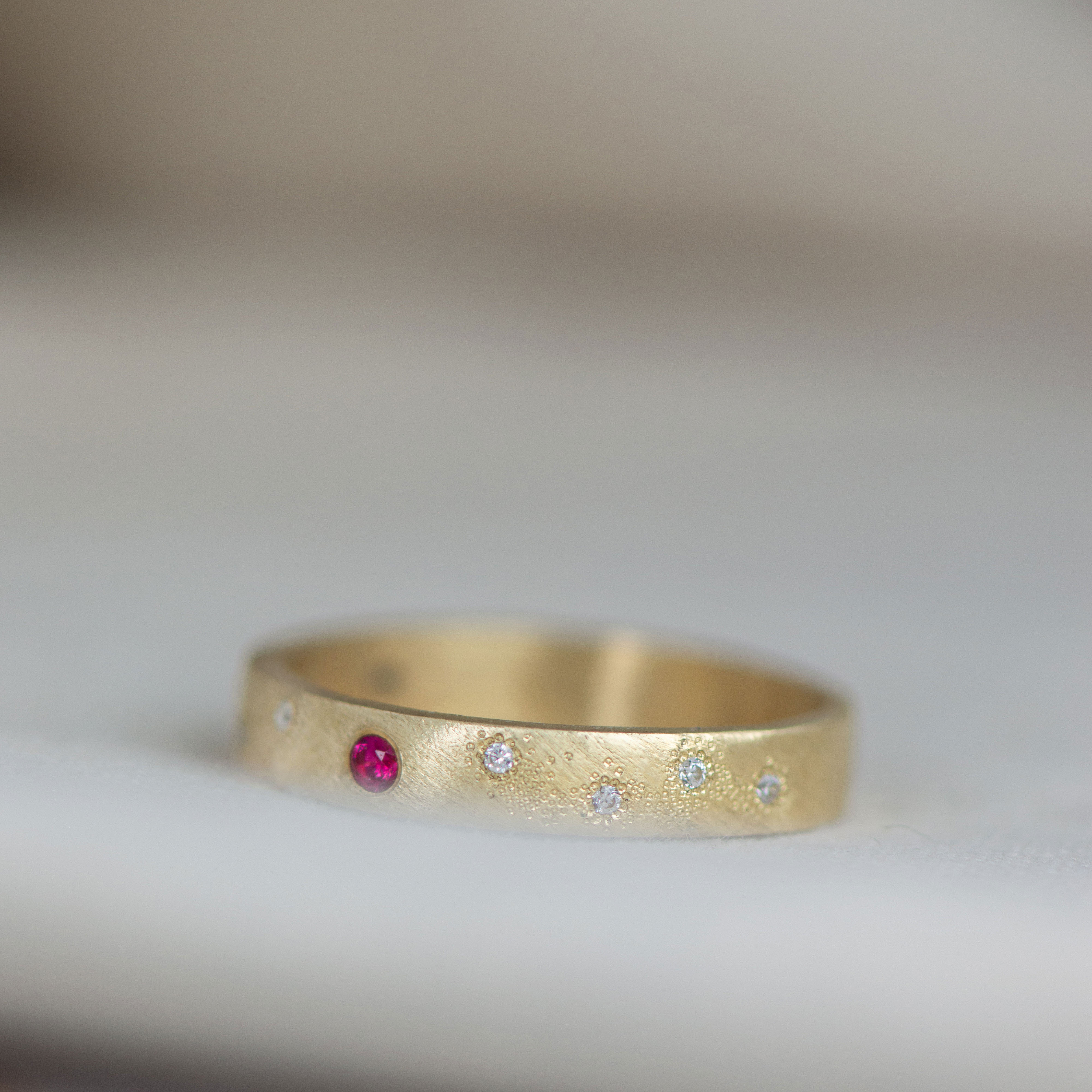 Auksinis žiedas "Švelnumas" su rubinu ir briliantais