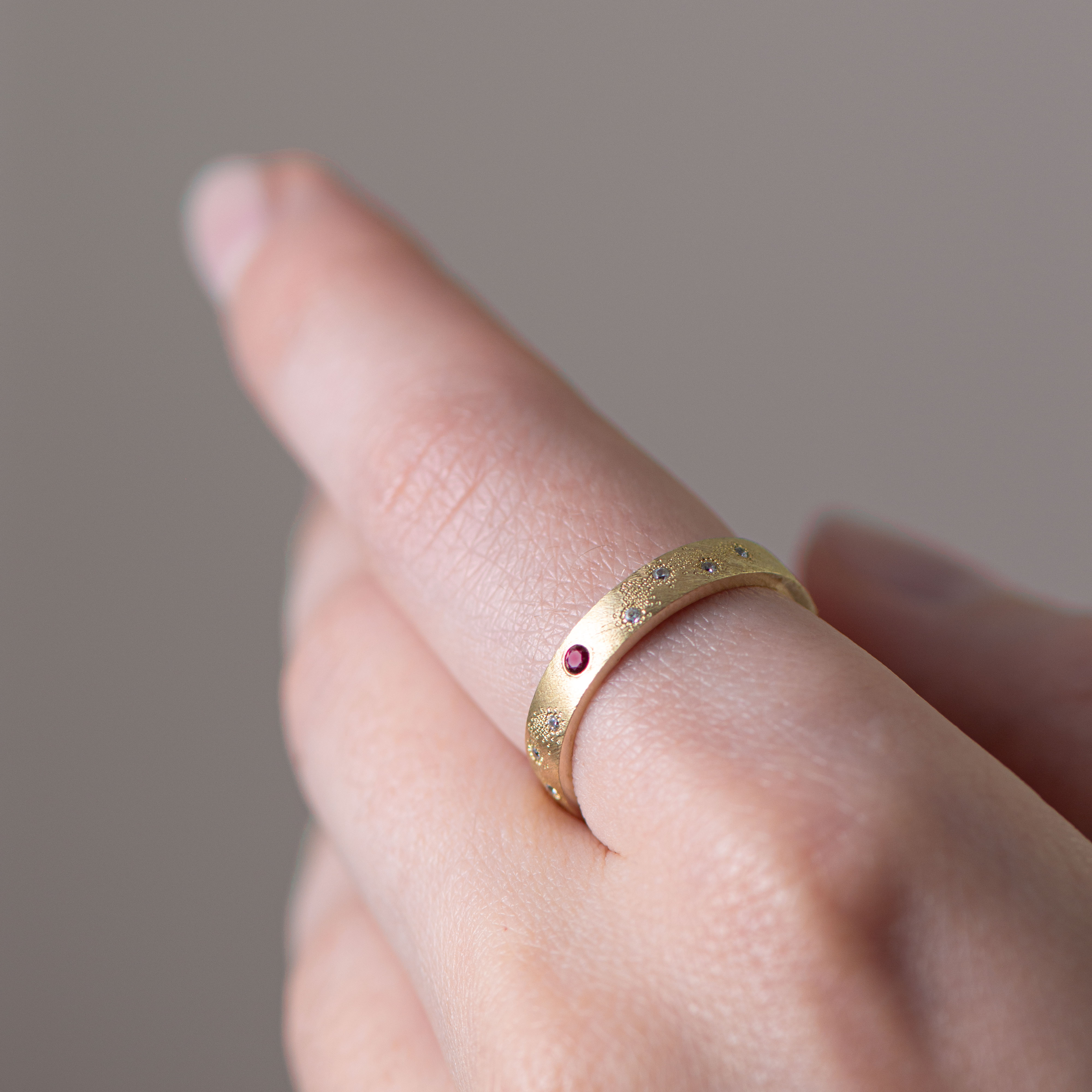 Auksinis žiedas "Švelnumas" su rubinu ir briliantais