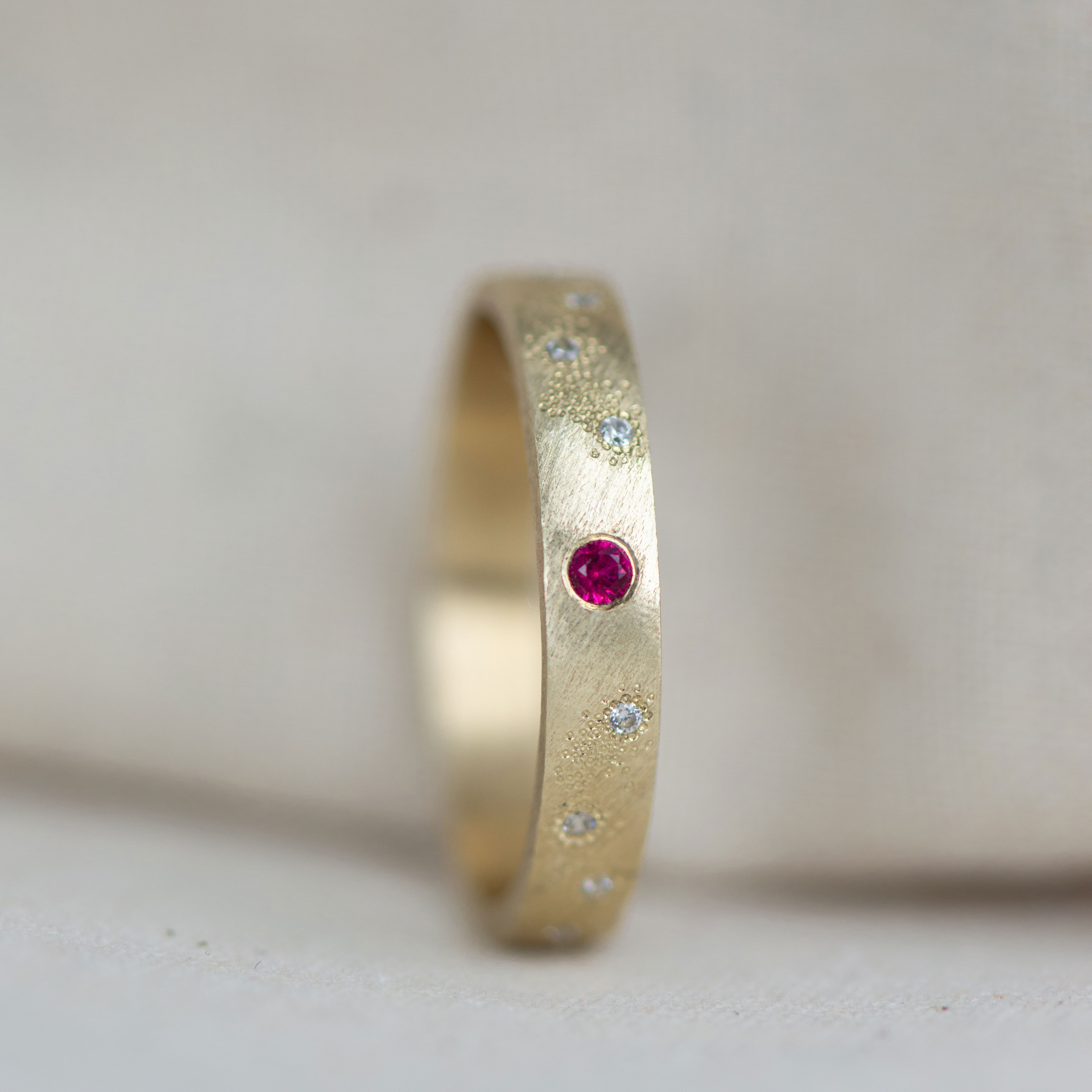 Auksinis žiedas "Švelnumas" su rubinu ir briliantais