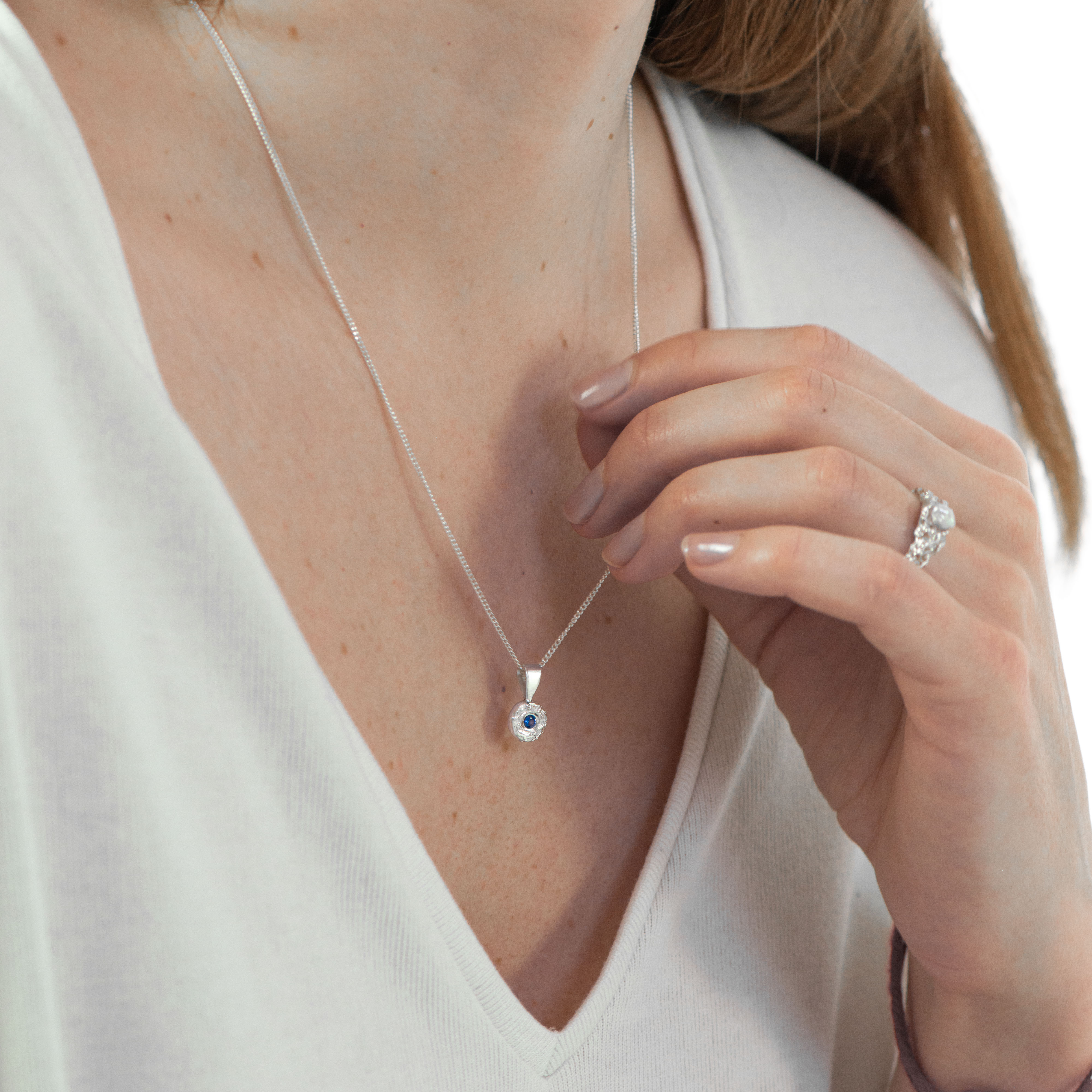 Pakabutis "Spurga" su mėlynuoju safyru