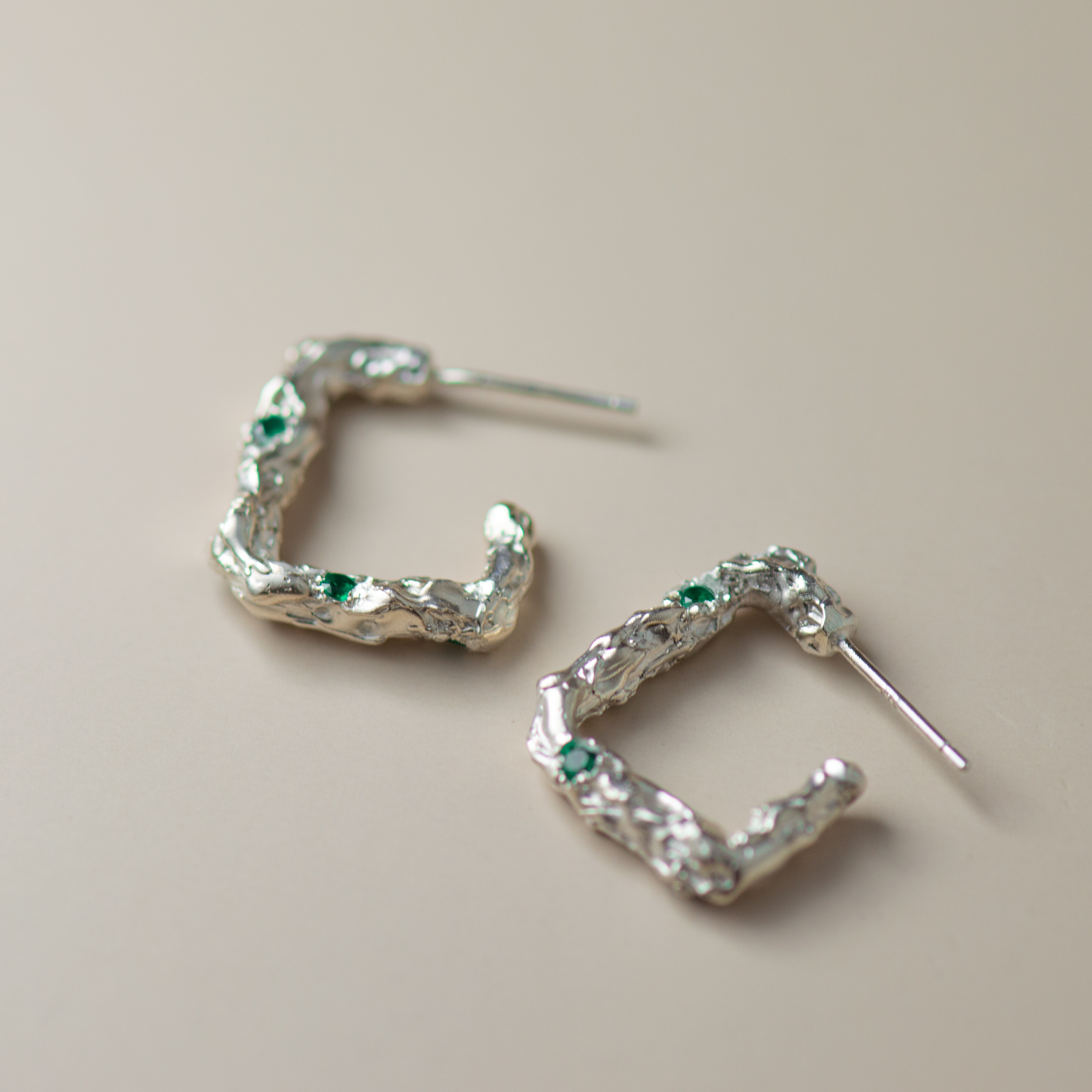 Auskarai su žaliais cirkoniais "Žalioji pusnis"