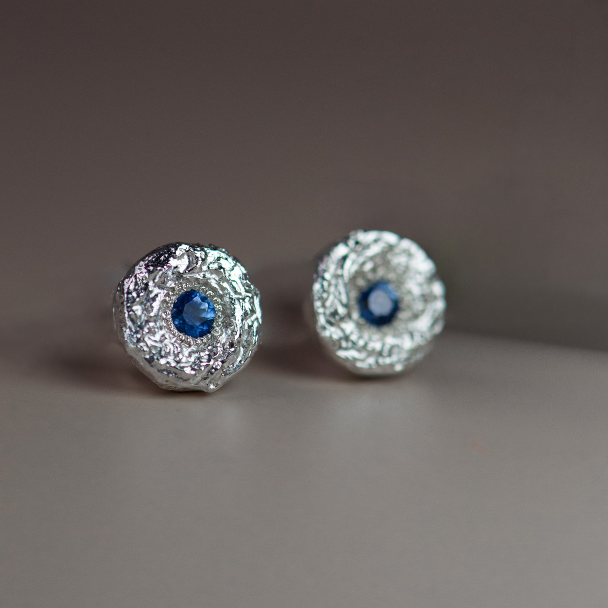 Sidabriniai auskarai su safyrais "Spurga"