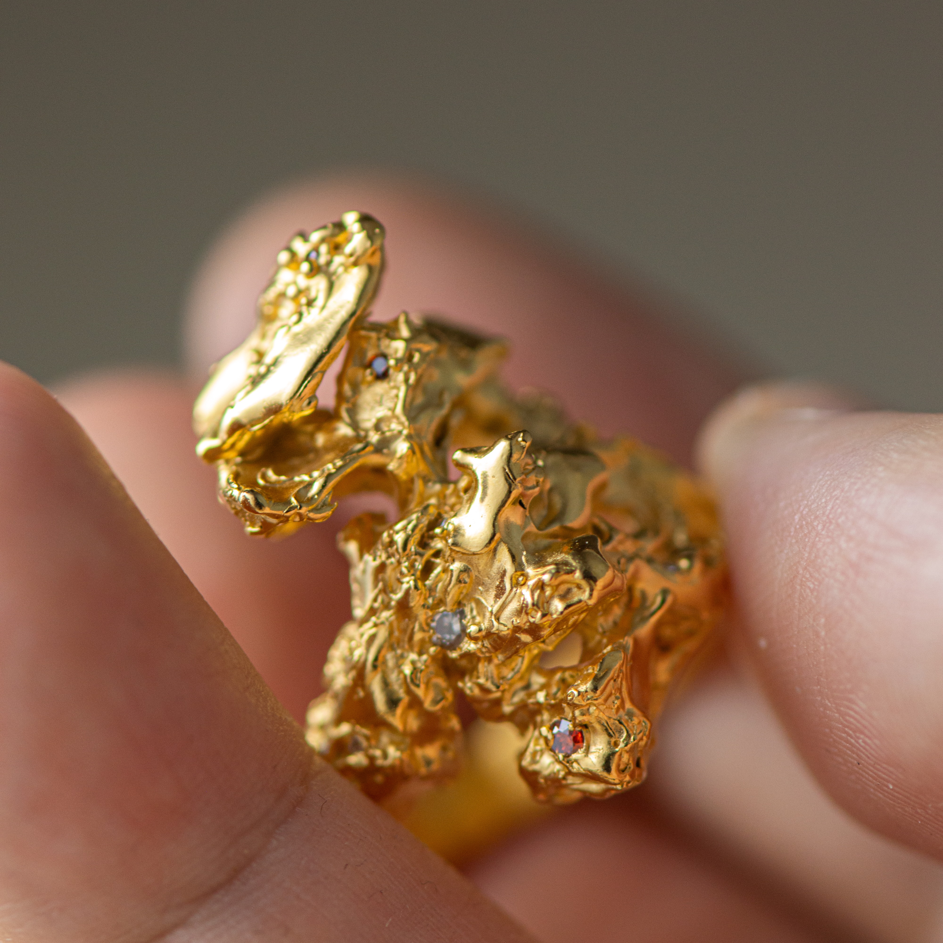 Vienetinis žiedas "Ugnies reljefais"