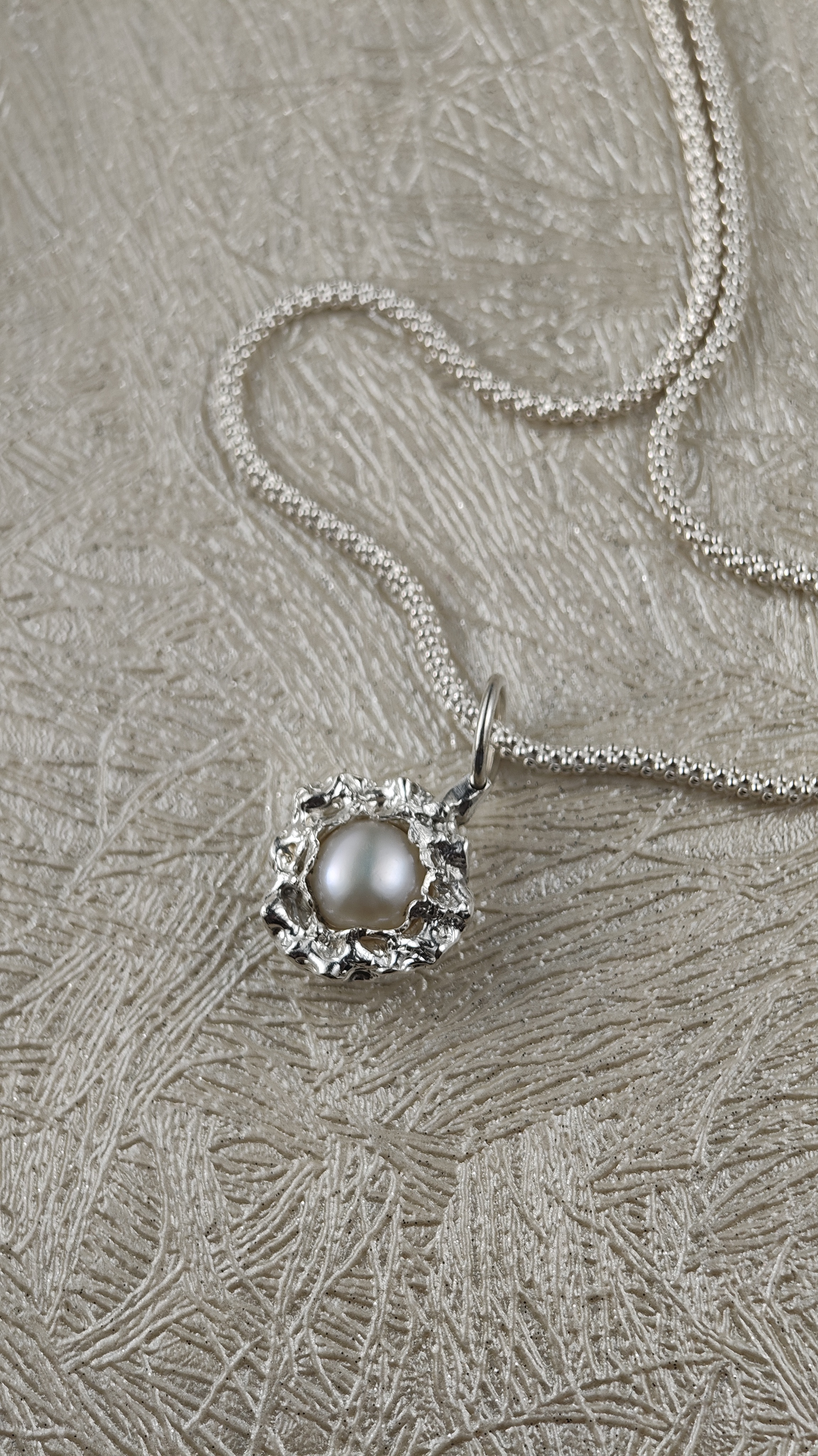 Rankų darbo kaklo papuošalas su perlu "Jūros Širdis"