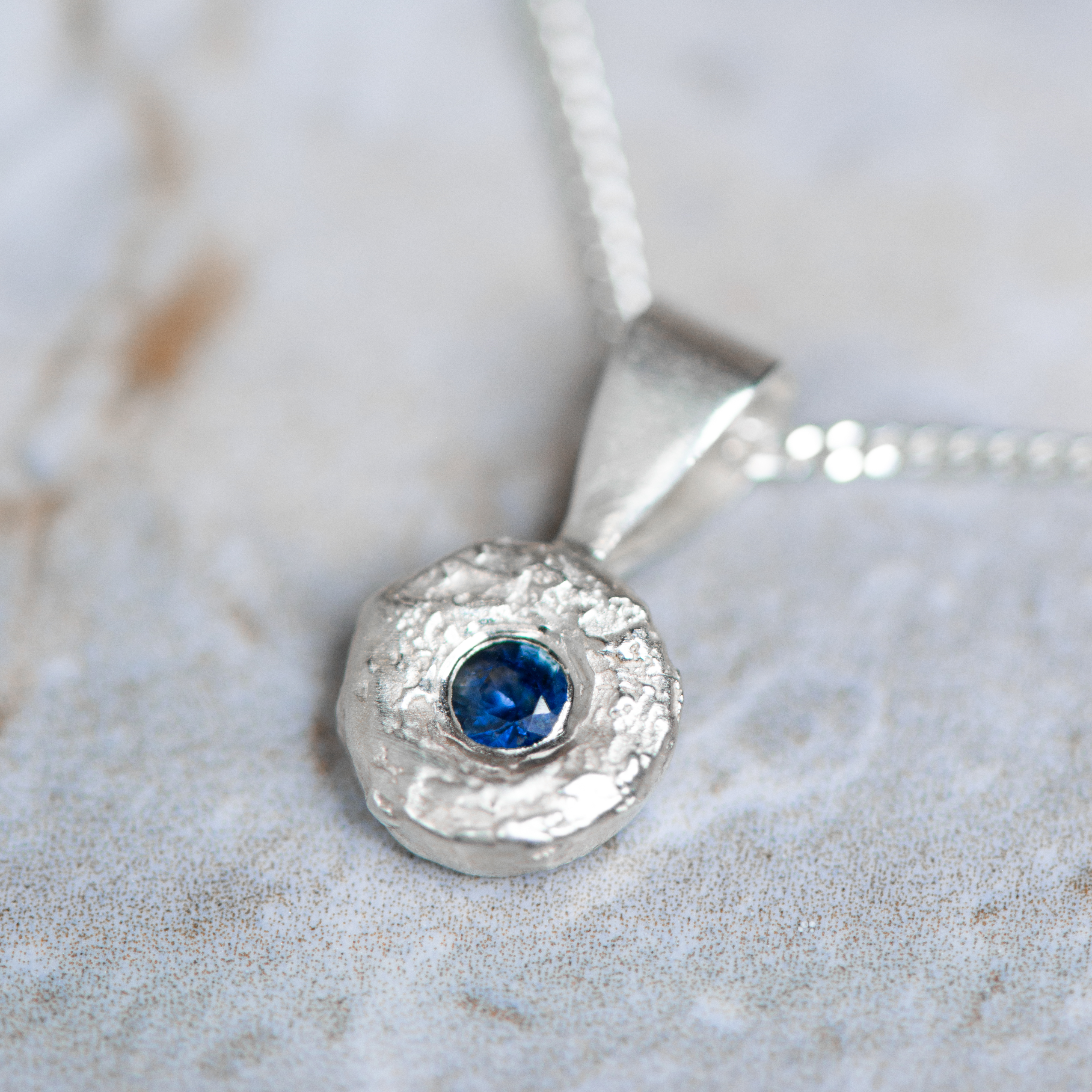 Pakabutis "Spurga" su mėlynuoju safyru