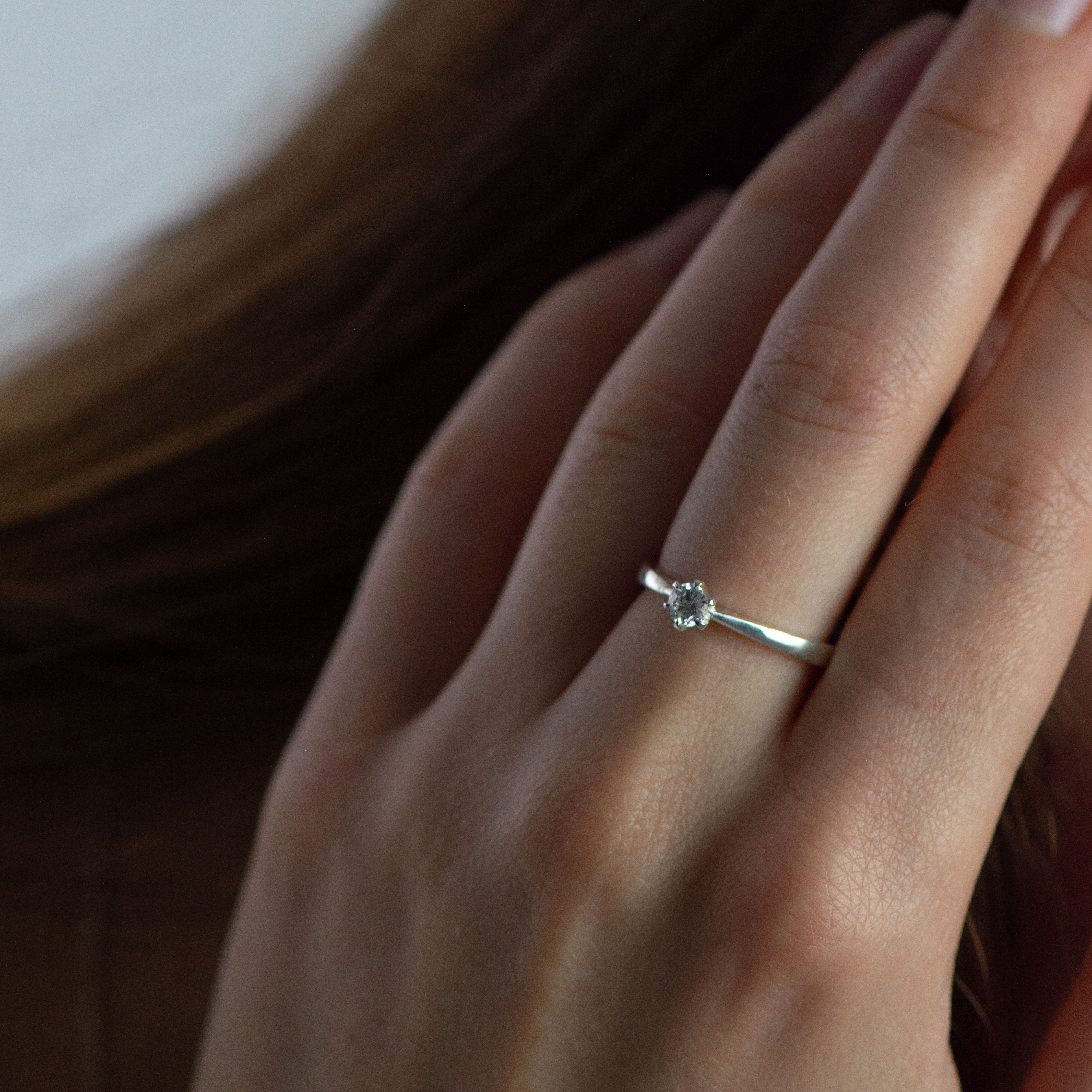 Auksinis žiedas "Esencia" su briliantu