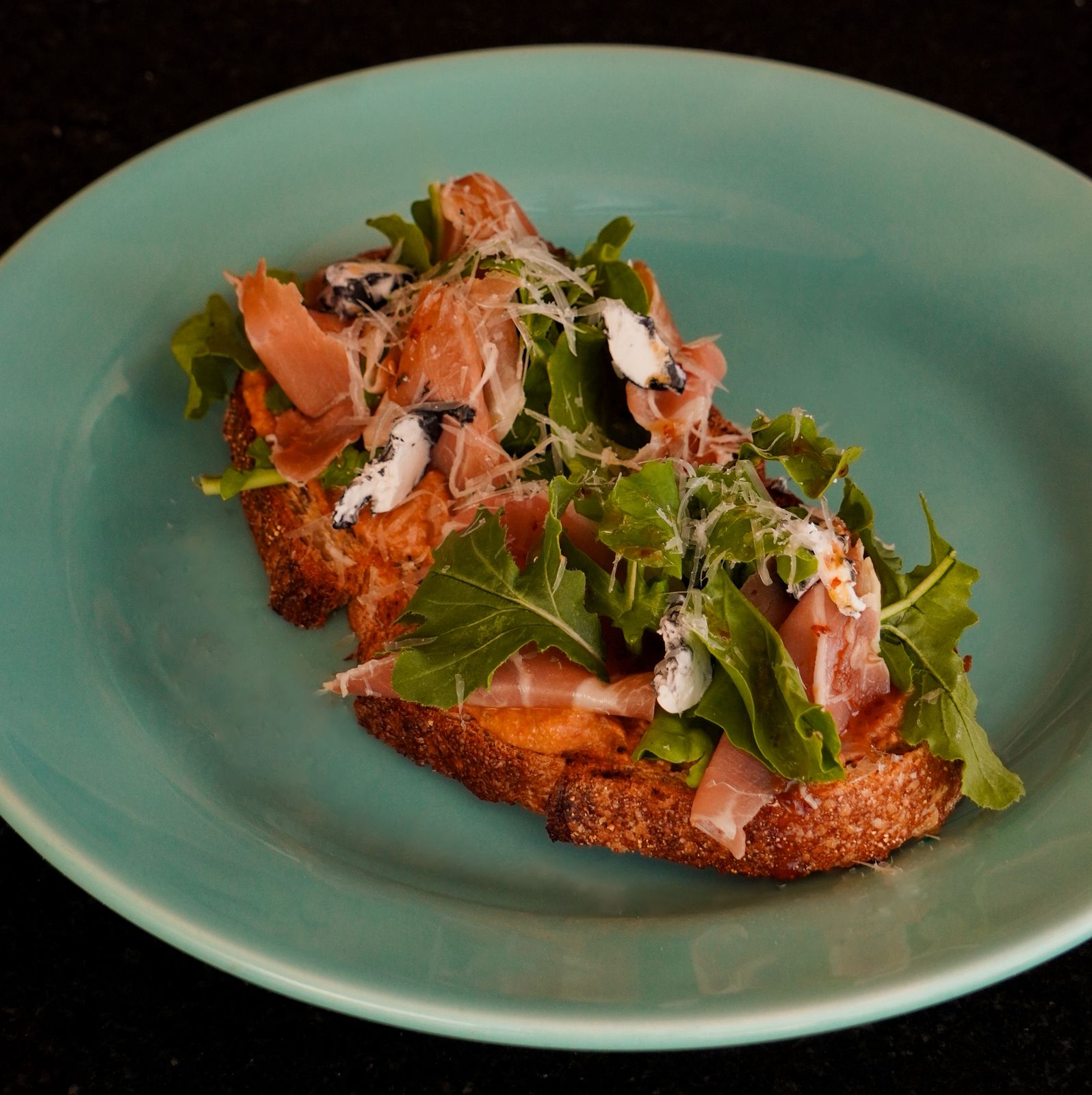 TOAST DE TOMATES Y JAMÓN SERRANO
