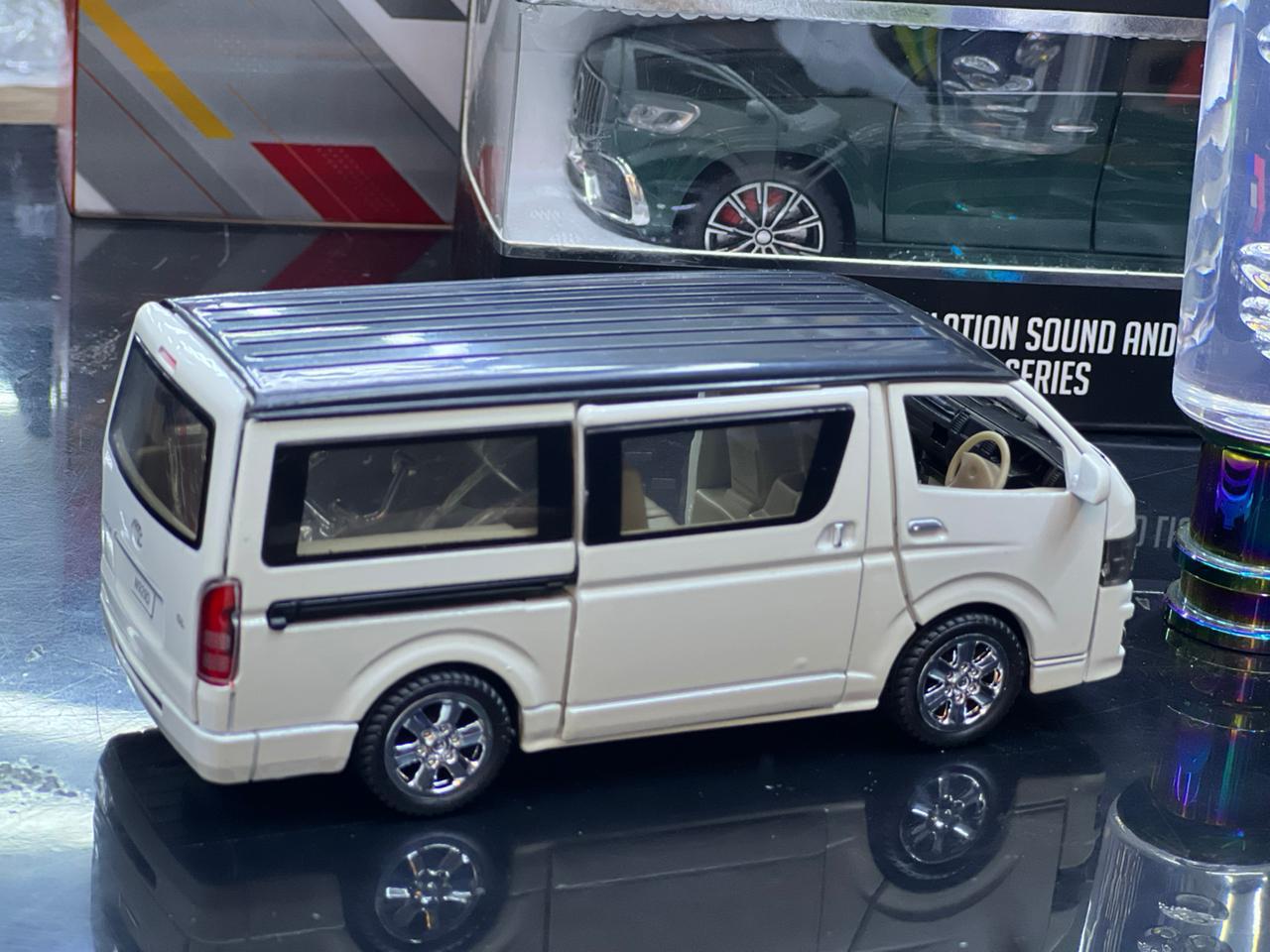 سيارة فان لعبة معدنية