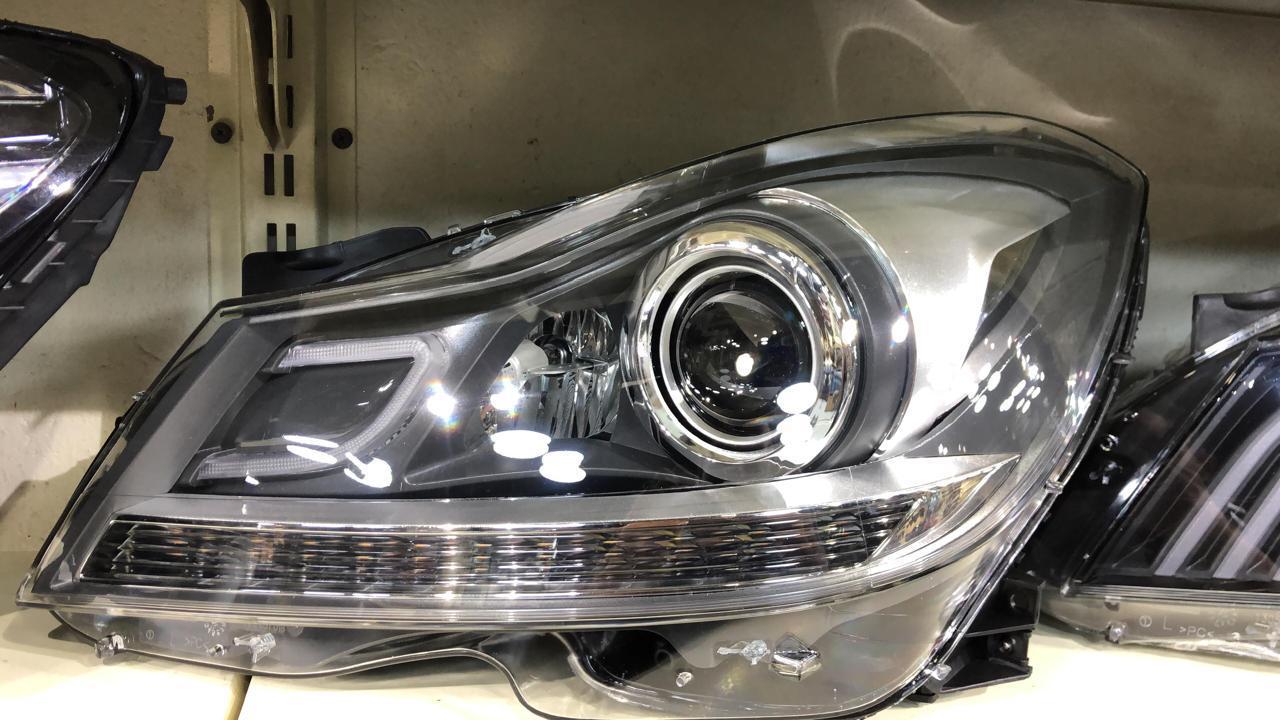 فانوس سيارة أمامي