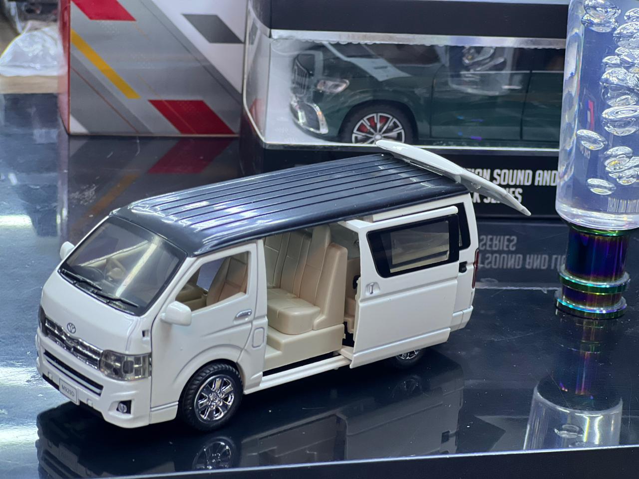 سيارة فان لعبة معدنية