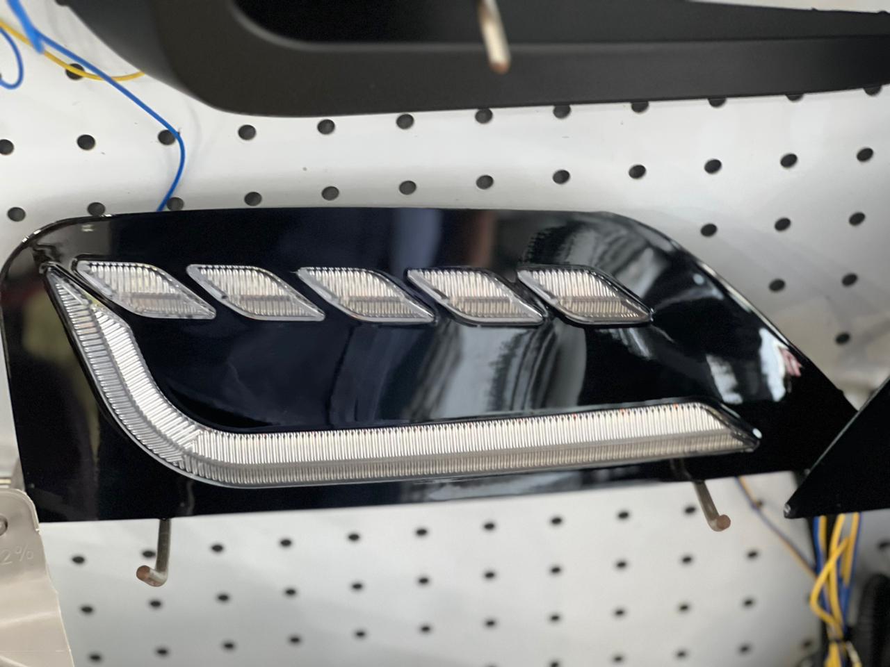 كشاف أمامي للسيارة