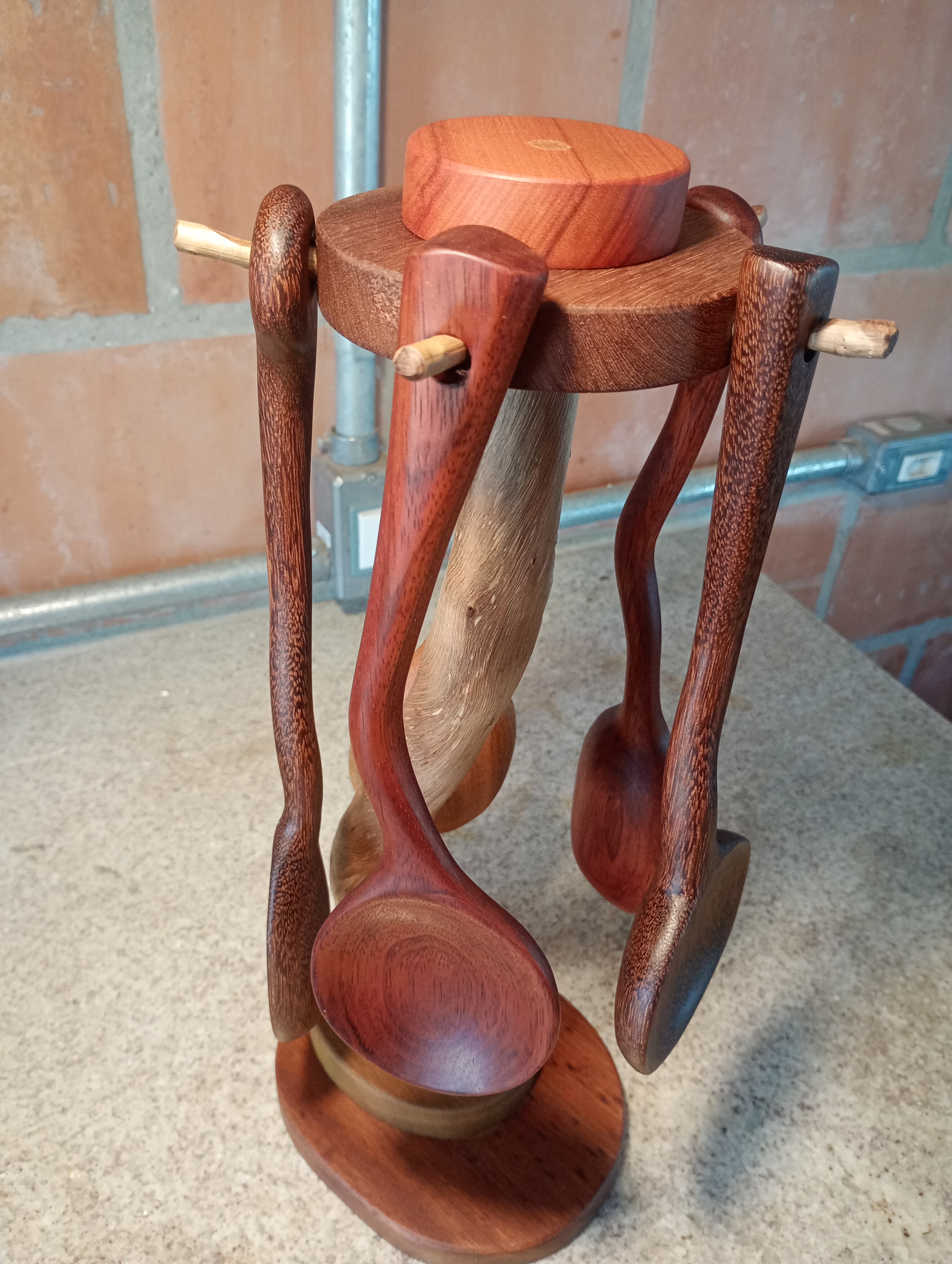 Jogo de colher de pau com suporte giratório 