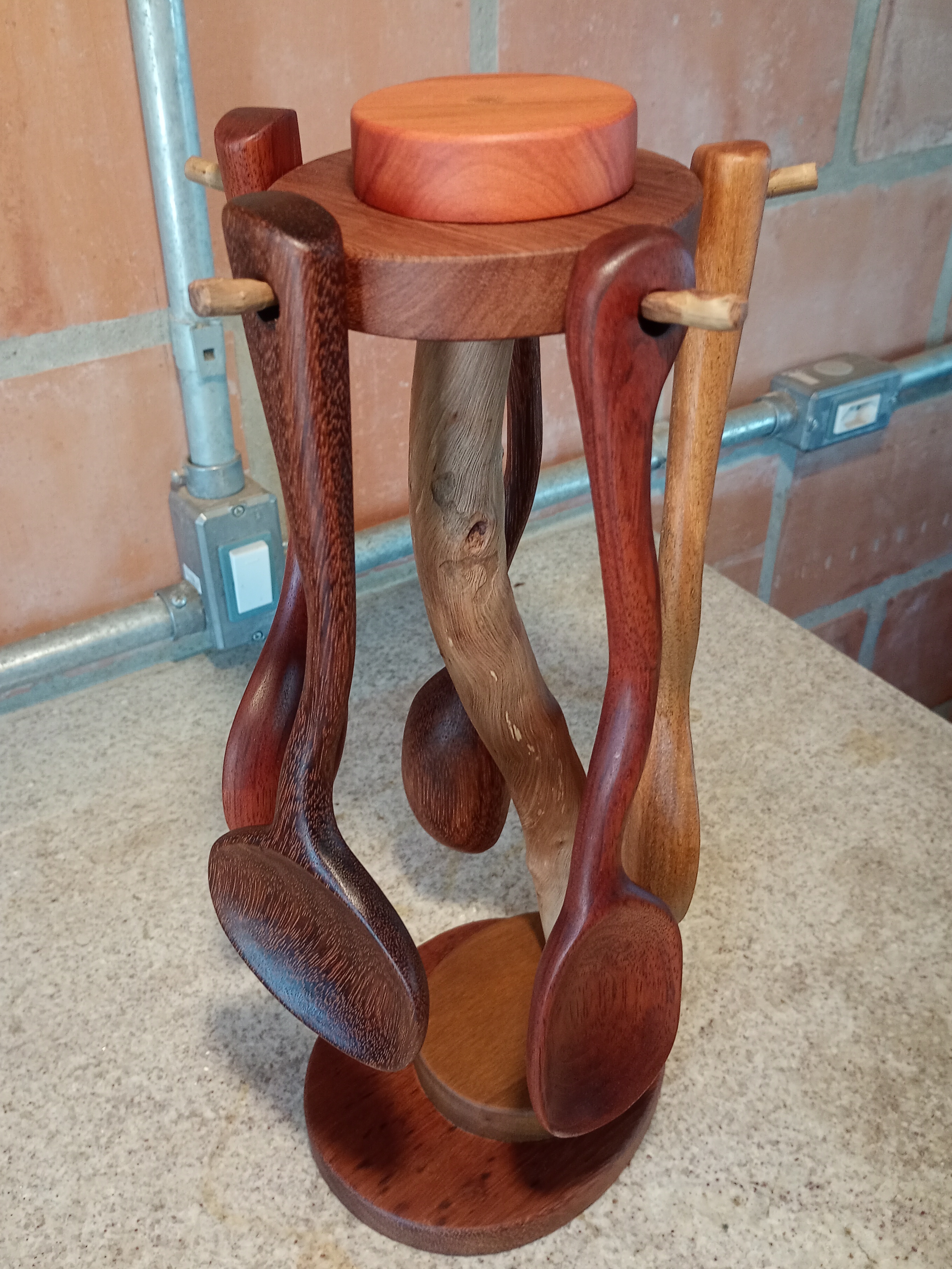 Jogo de colher de pau com suporte giratório