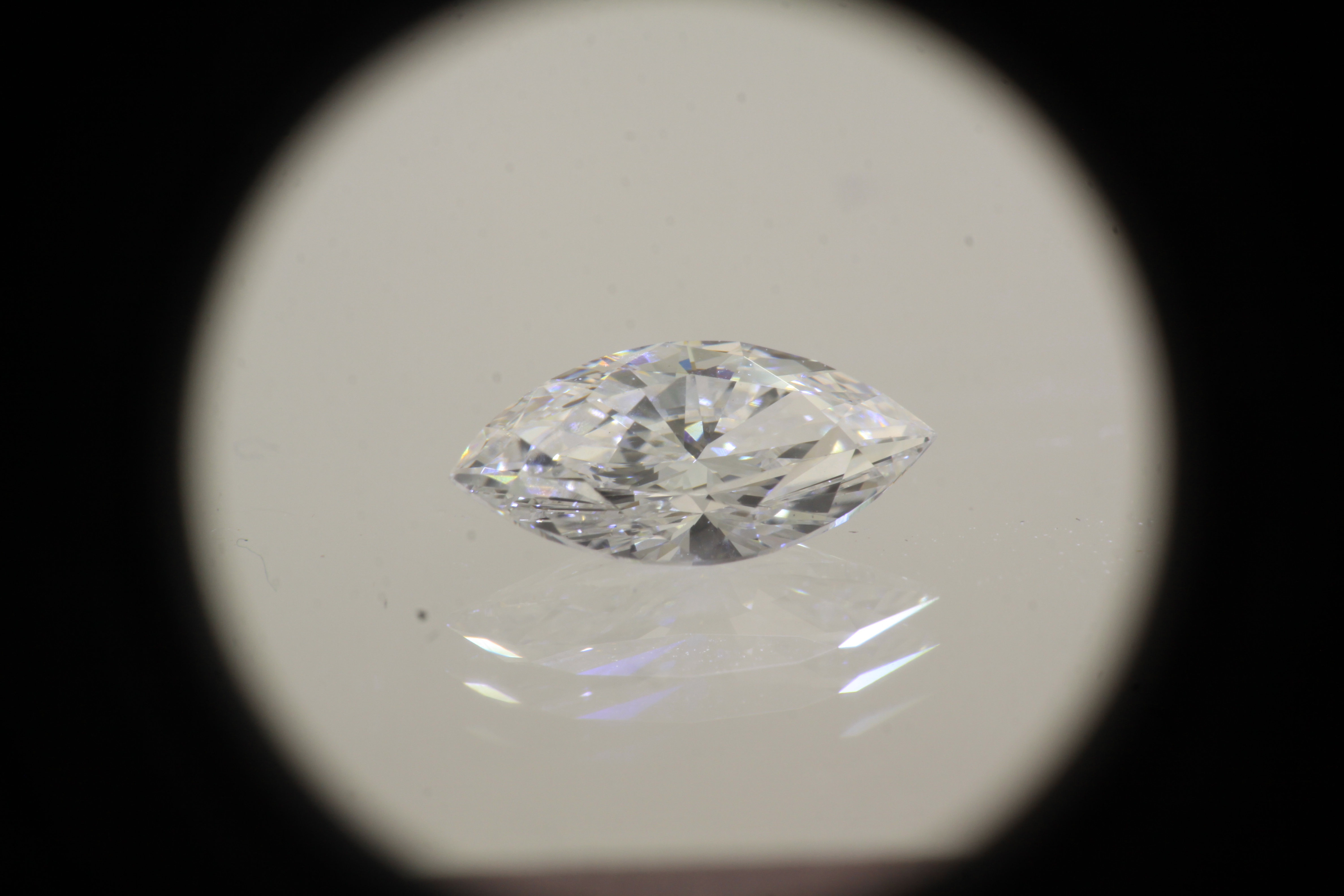 Markizės formos labaratorinis deimantas E, VS1