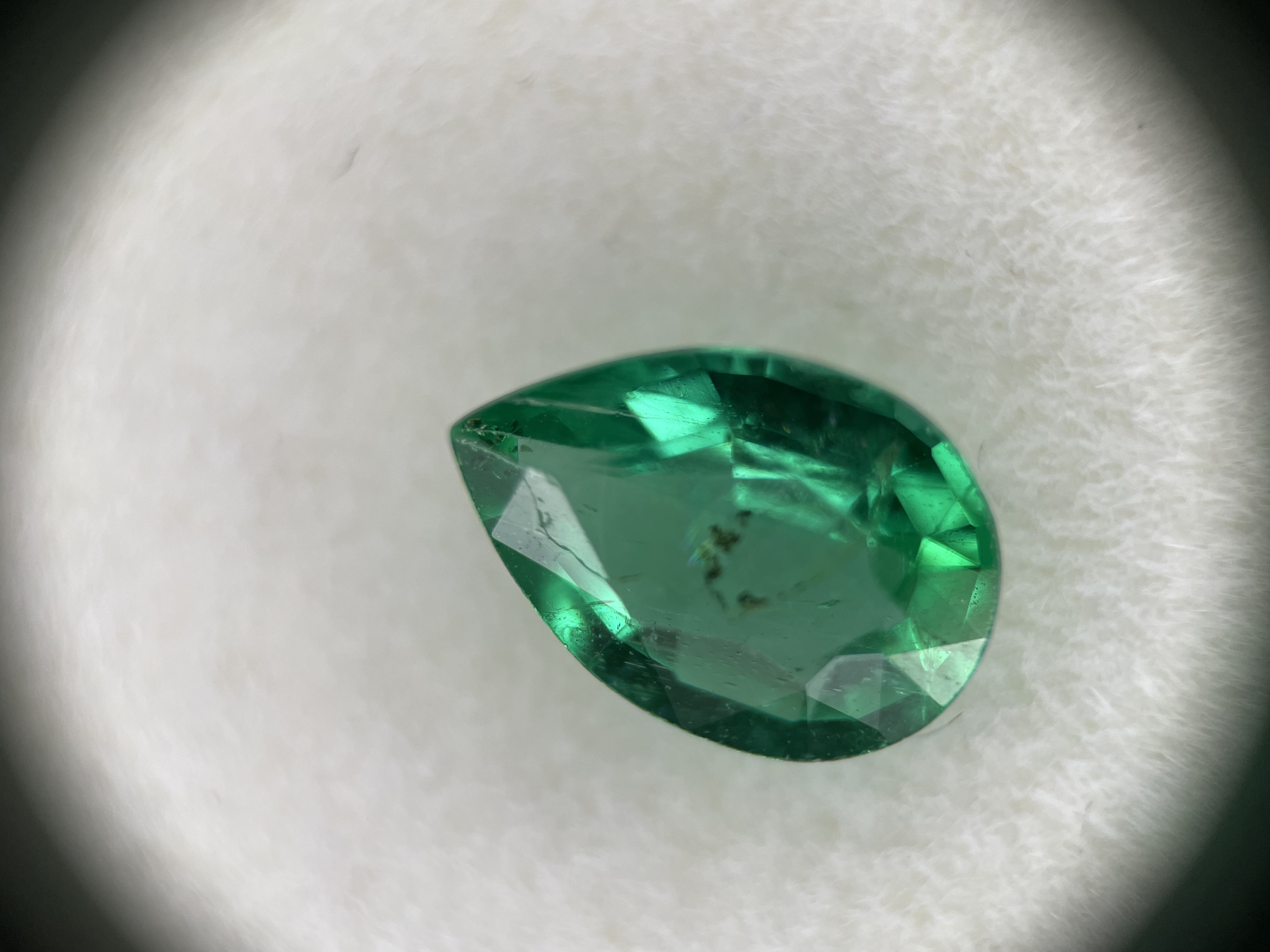 Lašo formos Smaragdas