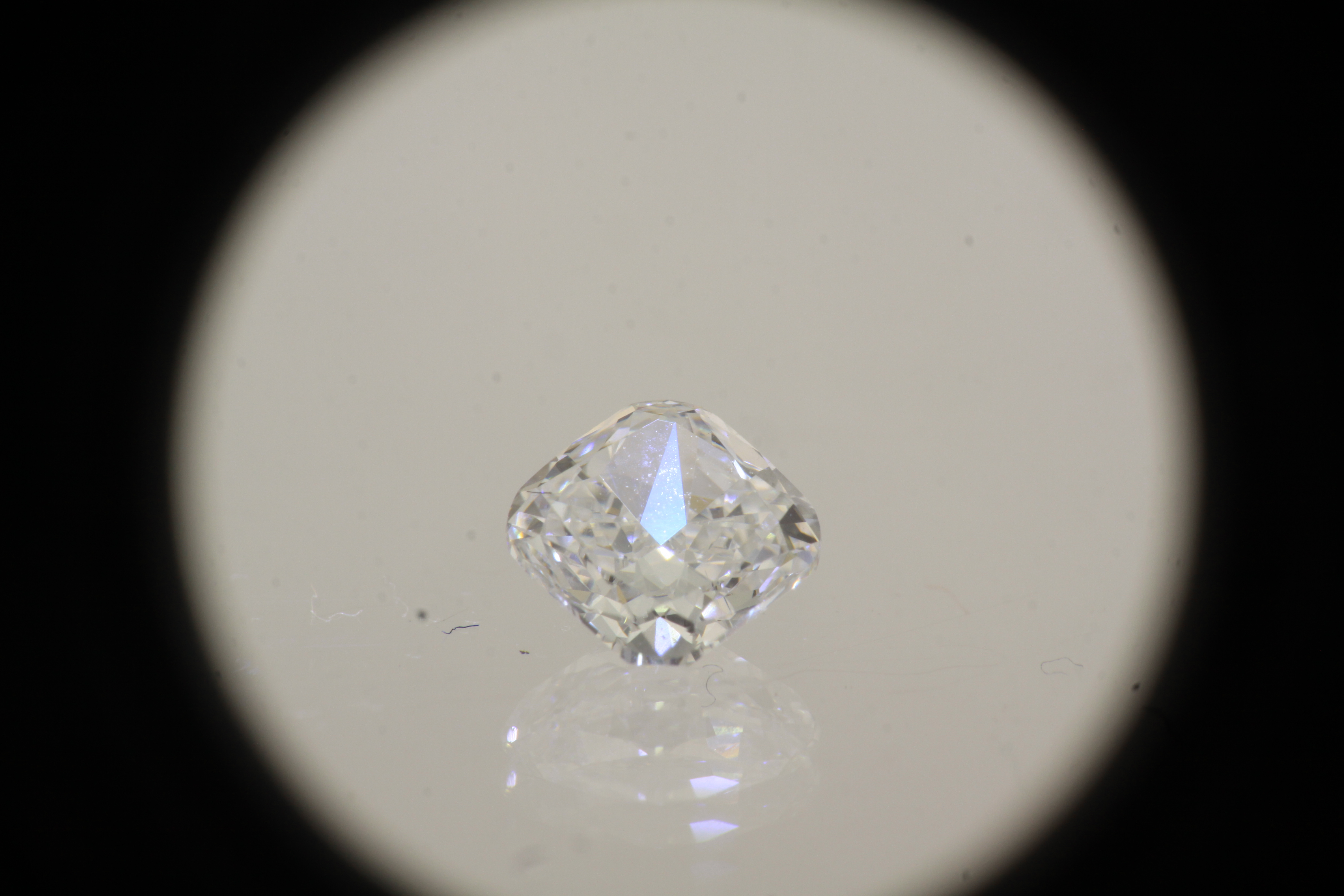 Pagalvėlės formos labaratorinis deimantas E, VS2