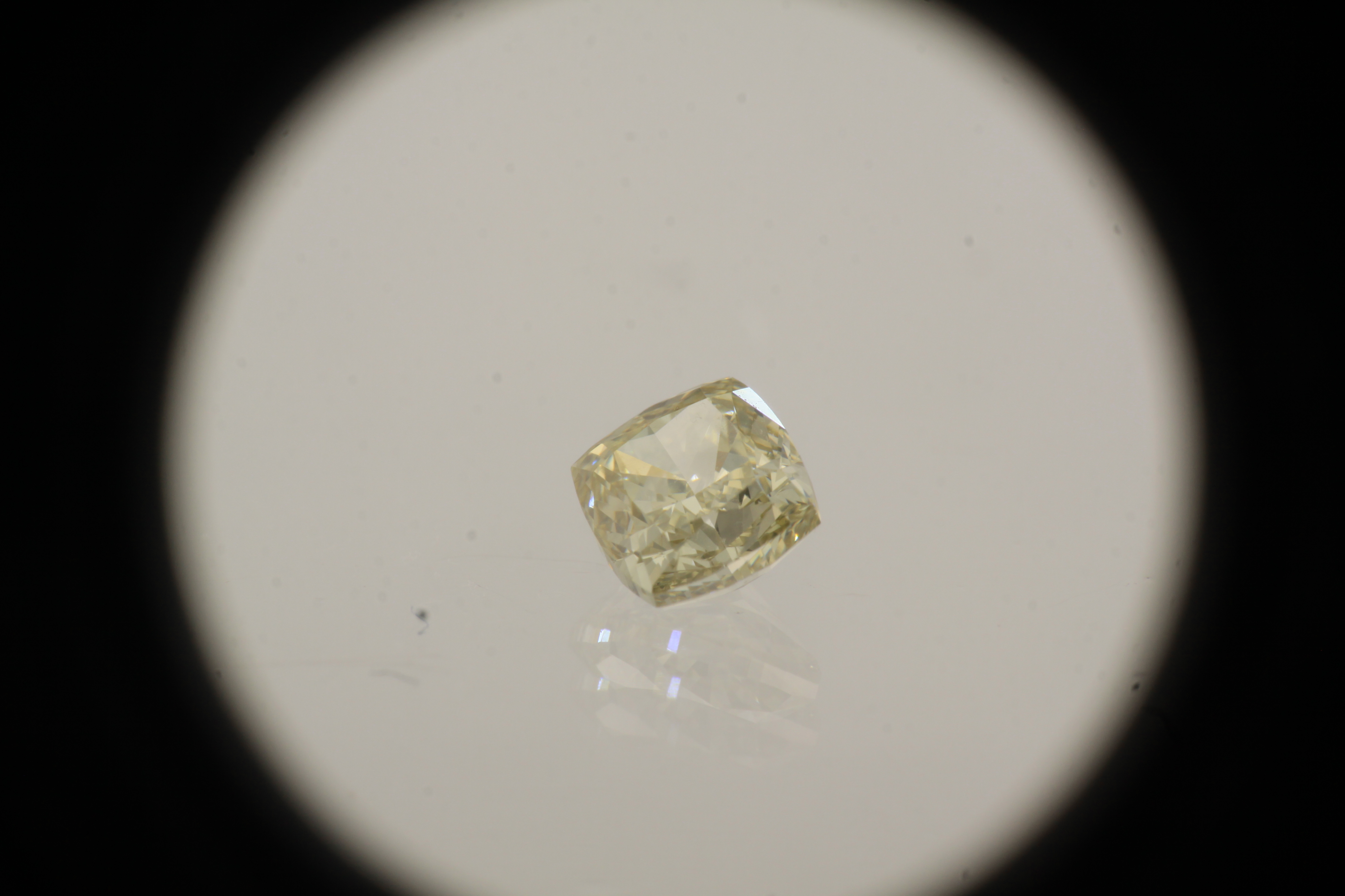 Pagalvėlės formos deimantas Fancy Yellow Brown, SI2